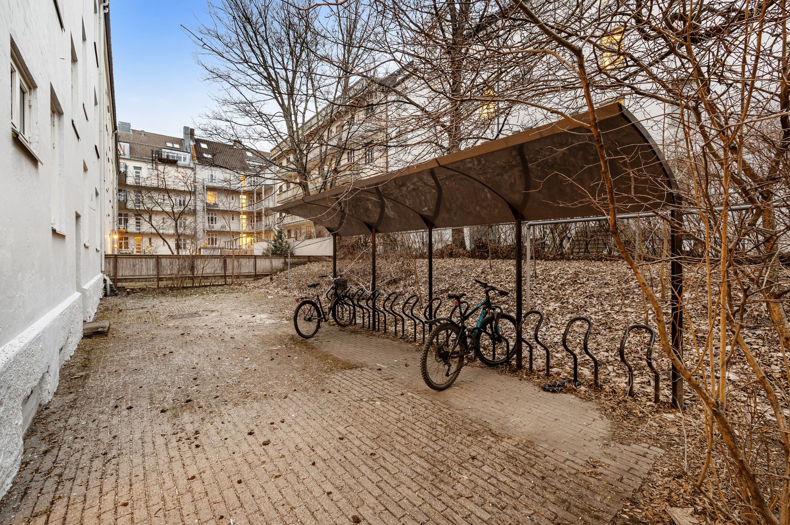 I bakgården finnes det mulighet for sykkelparkering. Flere av beboerne i bygården trekker frem vår-blomstringen i bakgården som et høydepunkt. Galleribilde