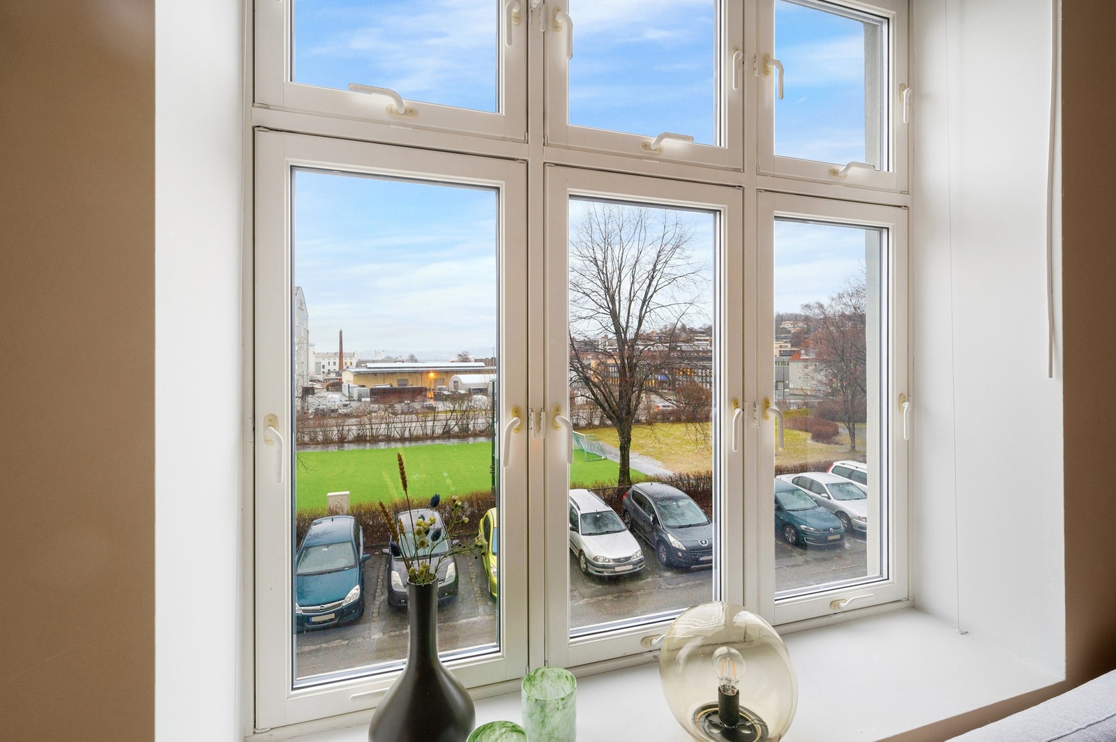 Leiligheten byr på store vinduer med dype karmer. Alle vinduer i boligen er av nyere dato. Vinduer på fremsiden av bygget dateres tilbake til 2011, mens vinduer på baksiden ble byttet i 2024. Galleribilde