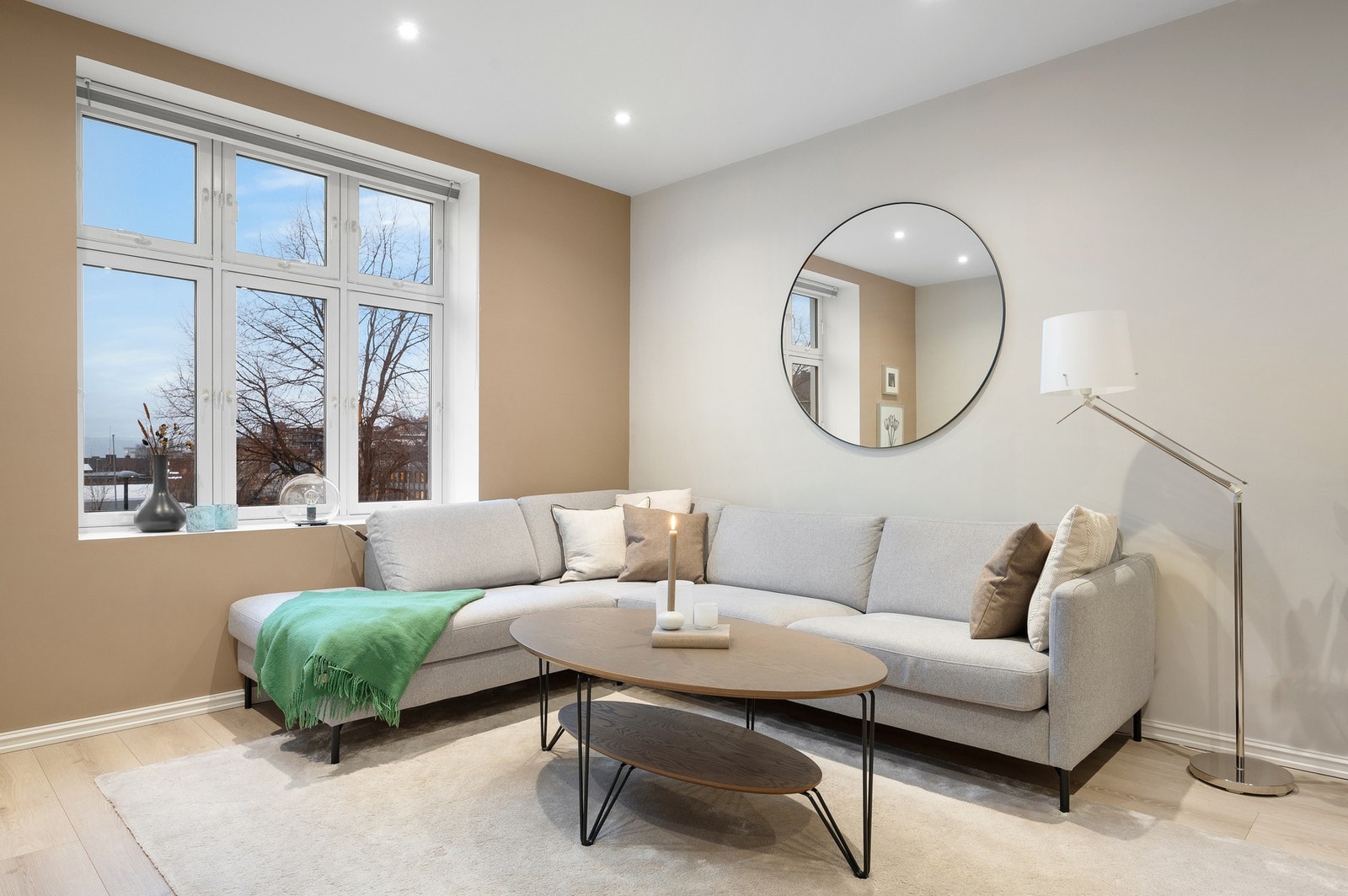 På gulvet er det lagt et slitesterkt en-stavs laminatgulv, som sammen med tak og vegger bidrar til et stilrent uttrykk. Gulvet er gjennomgående i hele leiligheten. Galleribilde