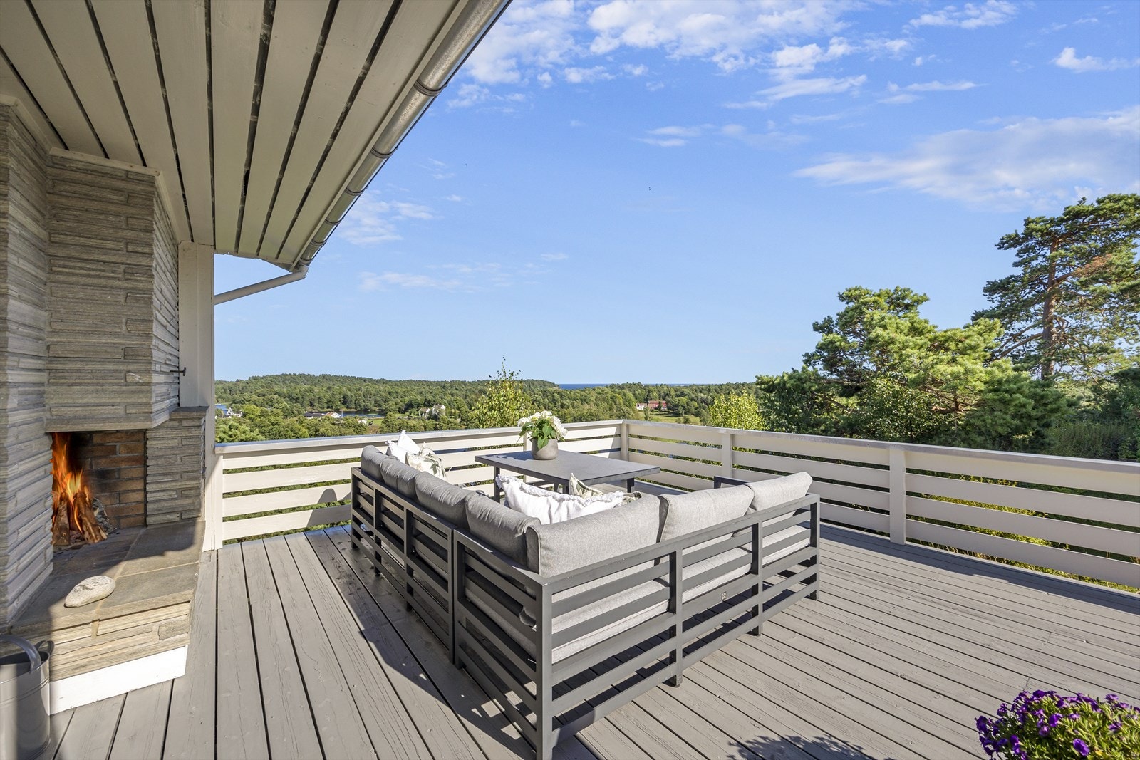 Terrasse med peis og nydelig utsikt Galleribilde