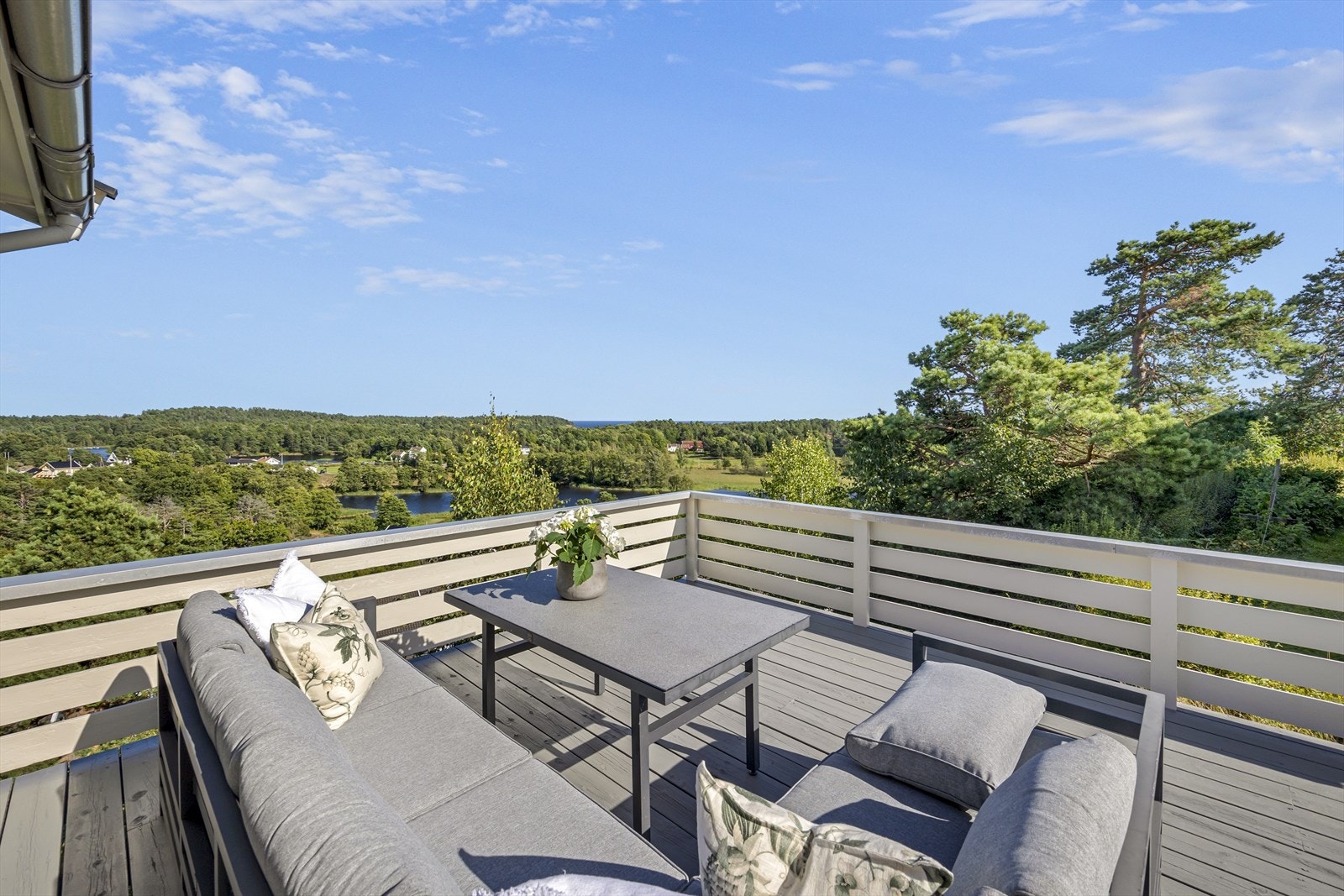 Nydelig utsikt mot Nidelva og havet over Gjervoldsøy Galleribilde