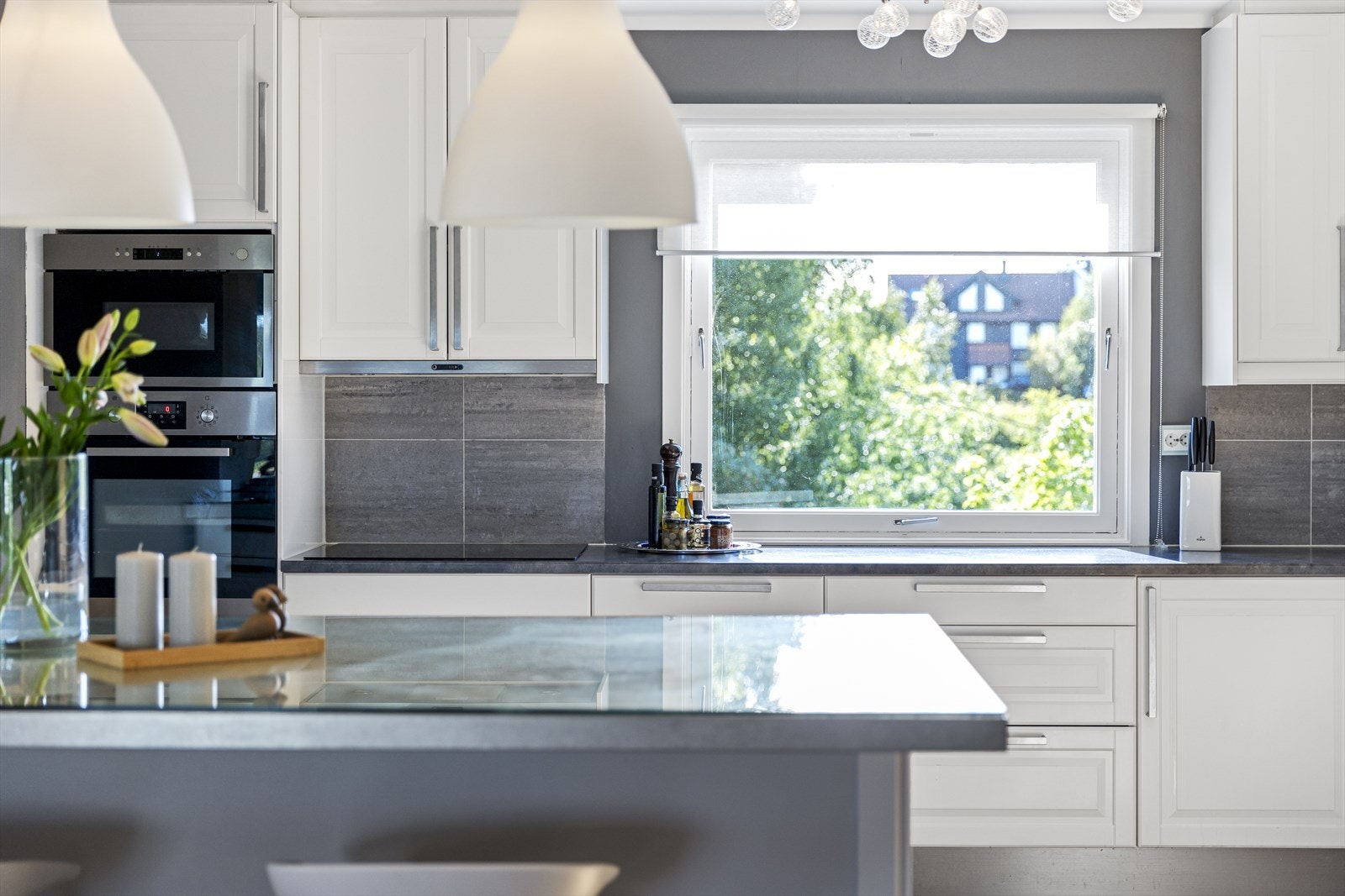 Pent kjøkken med god benk- og skapplass Galleribilde