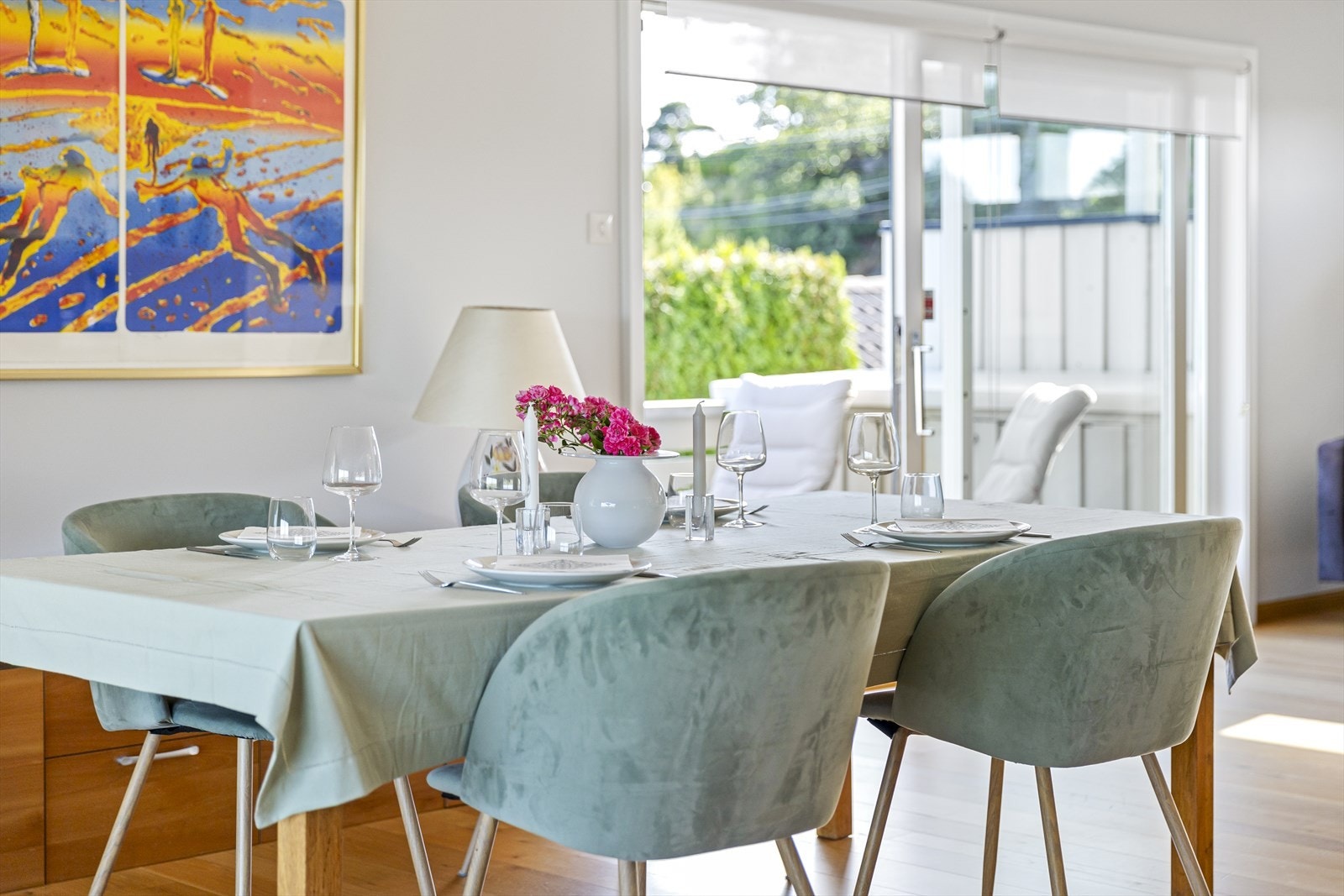 Fra stuen er det utgang til stor solrik terrasse Galleribilde