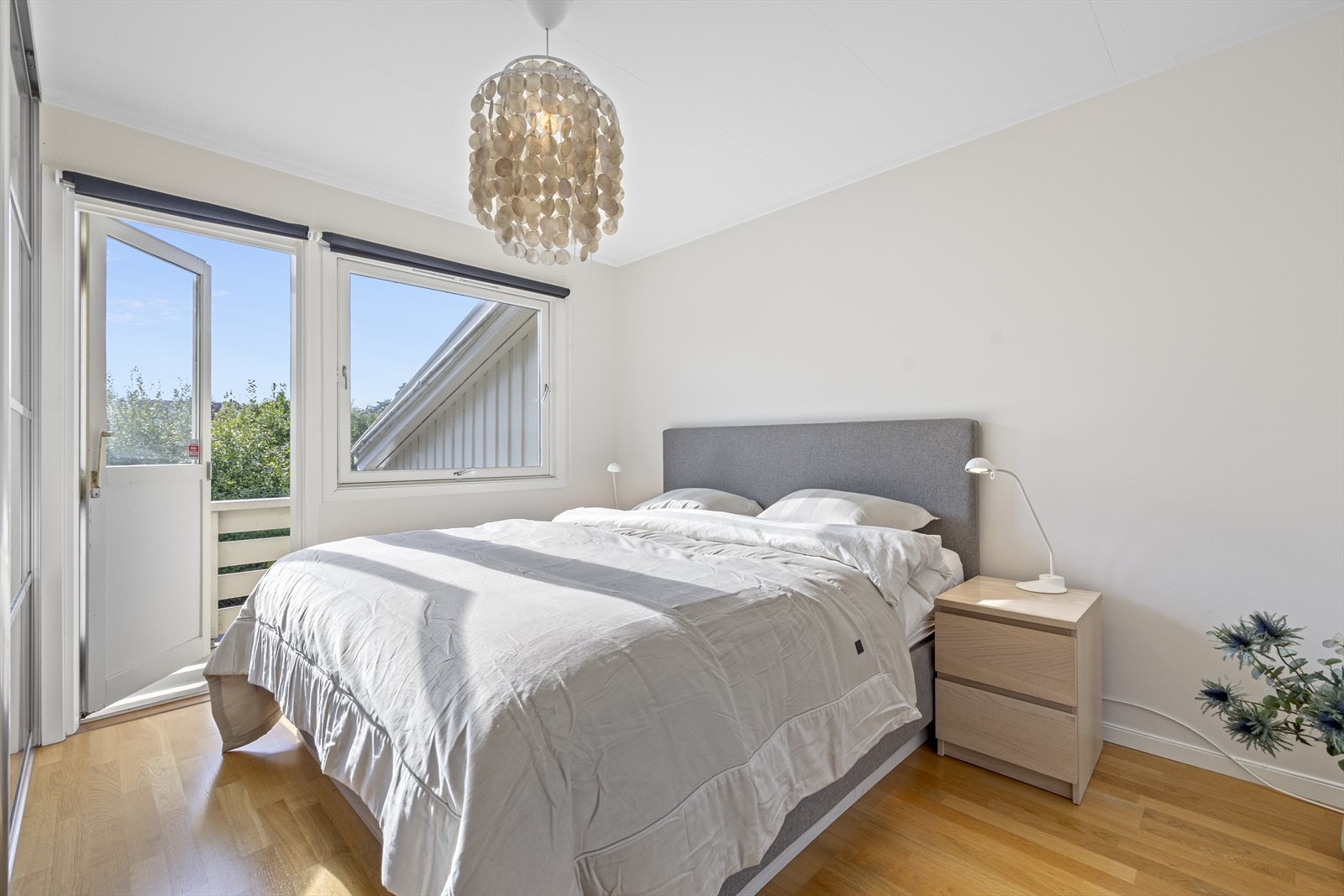 Hovedsoverom med skyvedørsgarderobe og utgang til balkong Galleribilde