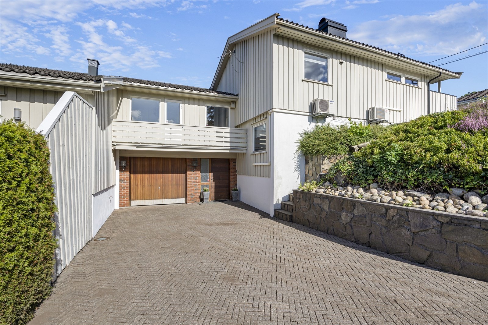 Integrert garasje, i tillegg har man en garasje plass i garasjerekke Galleribilde