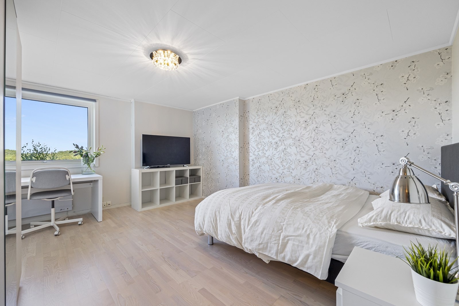 Det er tilsammen 5 soverom i hoveddelen og to i leiligheten Galleribilde