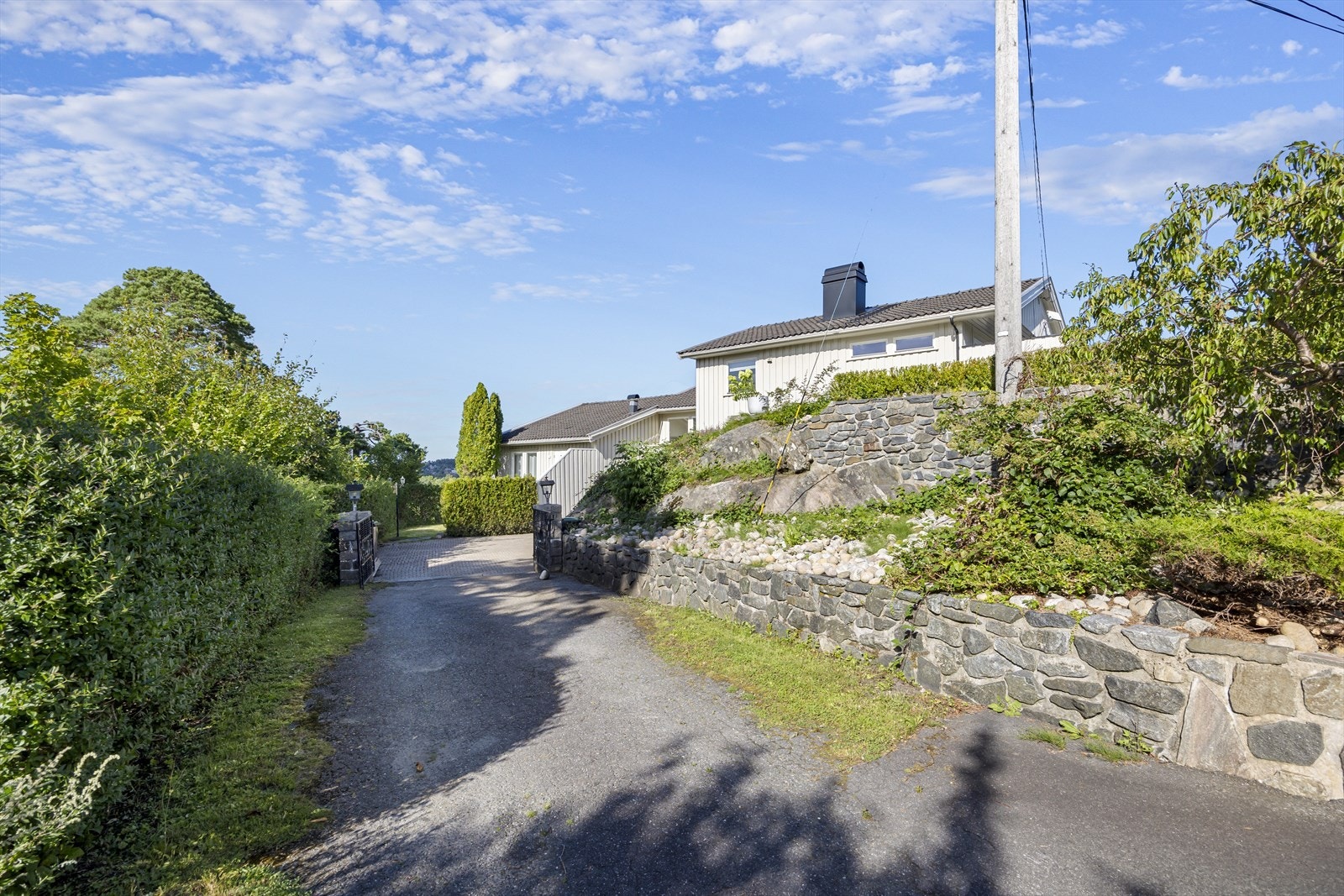 Boligen ligger rolig og tilbake trukket Galleribilde