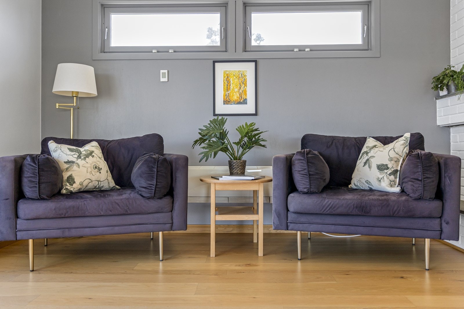 I tillegg til to peiser er det varmepumpe i stuen Galleribilde