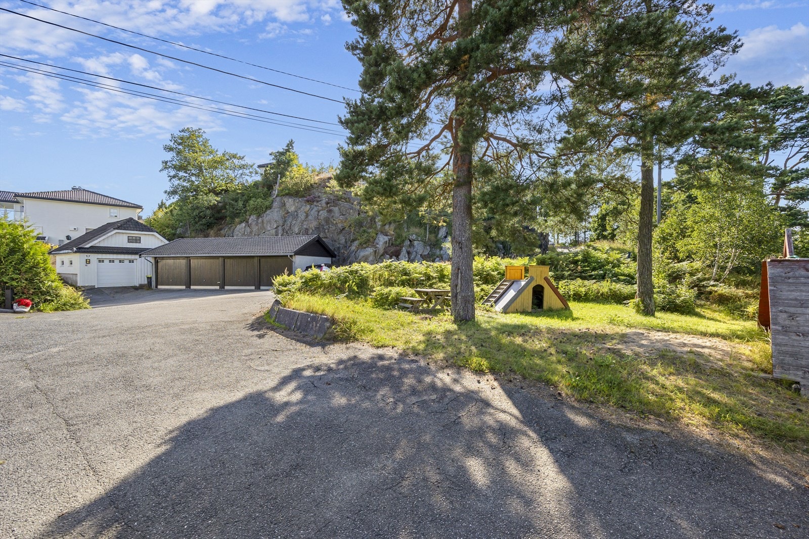 Lekeplass like ved, en tilhørende garasjeplass i rekke Galleribilde
