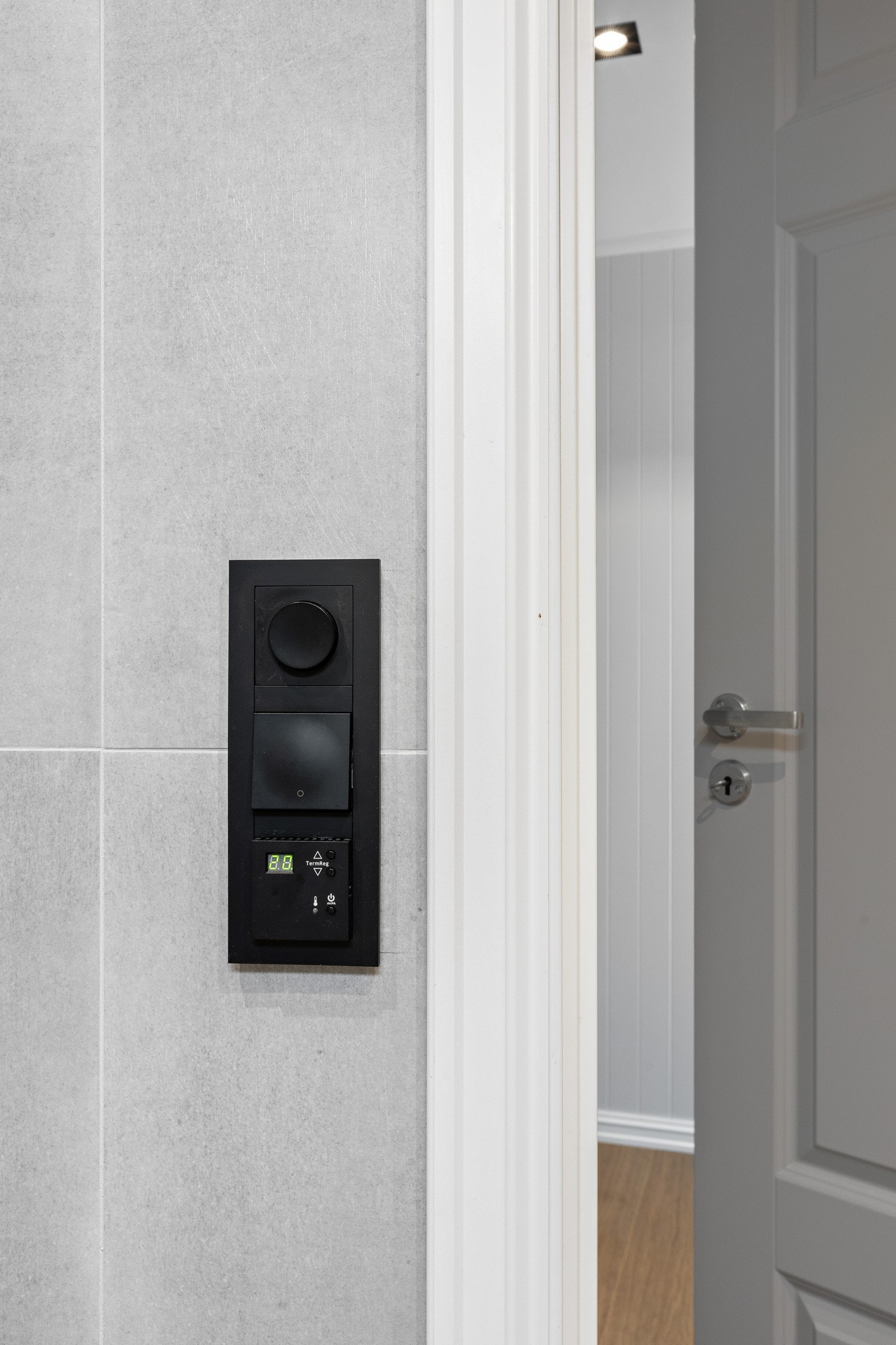 Pent, flislag med tidløse store grå fliser. Galleribilde