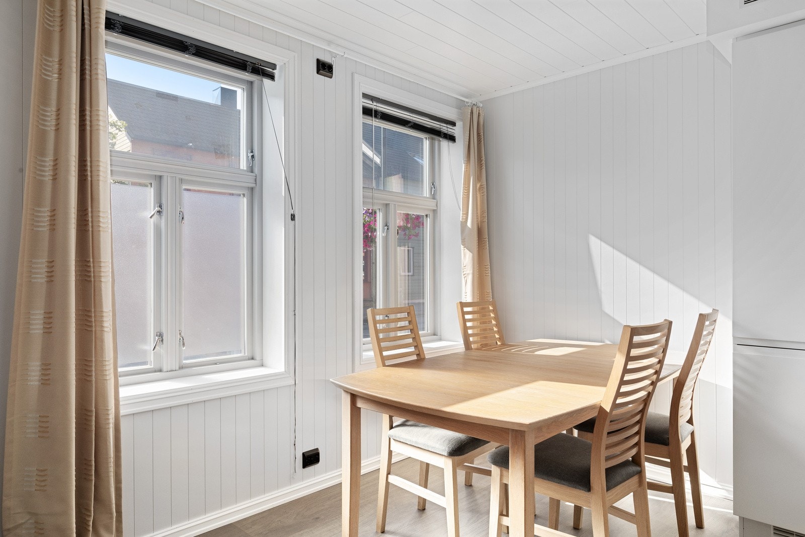 3-roms selveierleilighet i 1. etg beliggende midt i sentrum av Levanger. Gangavstand til Nord universitet, dagligvarebutikk, togstasjon, treningssenter mm. Galleribilde