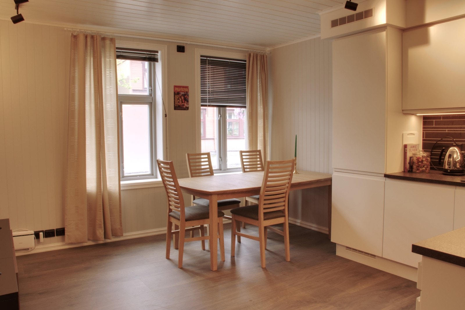 Plass for spisebord i på stue/kjøkken. Det kan også være plass for sofa i tillegg til et lite bord. Galleribilde