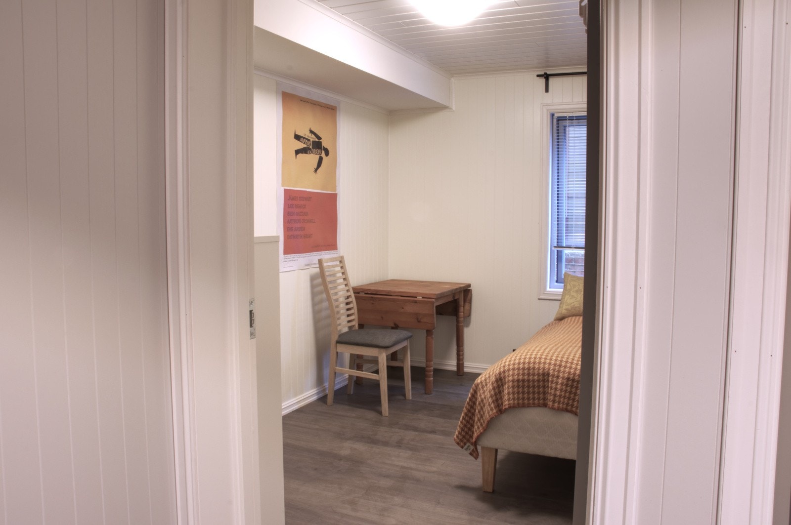 Soverom med Seng Bord og Plakat Galleribilde