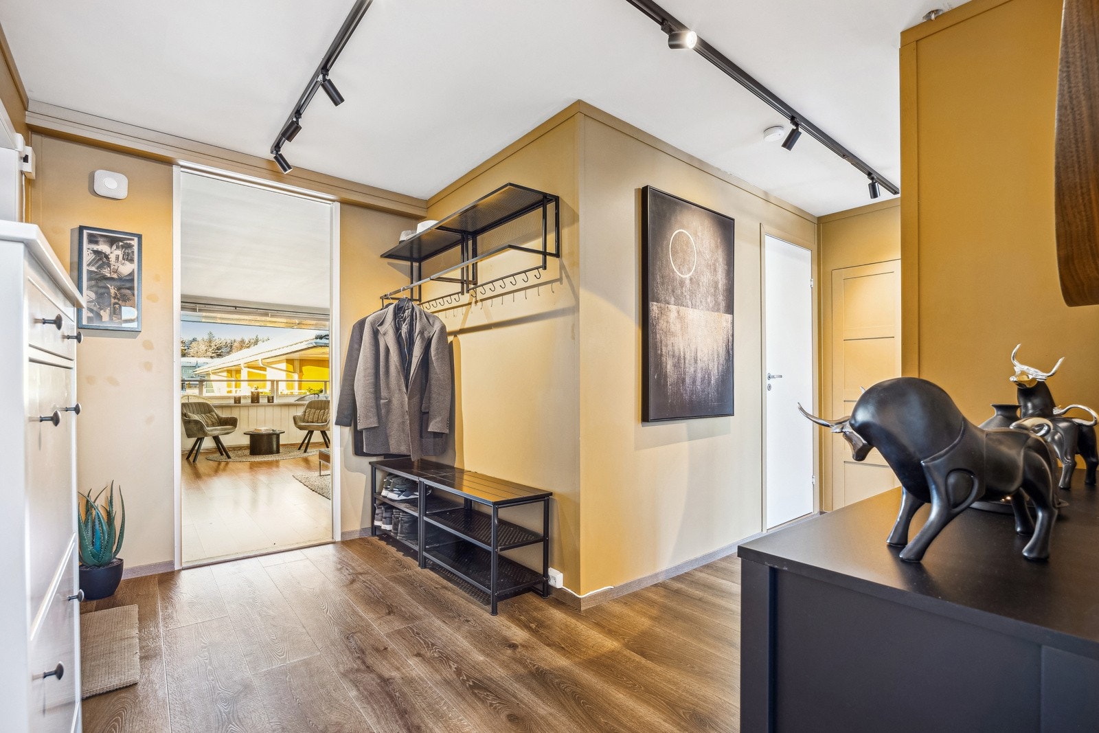 Ny spotskinne fra 2019 sørger for god belysning i gangen. Galleribilde