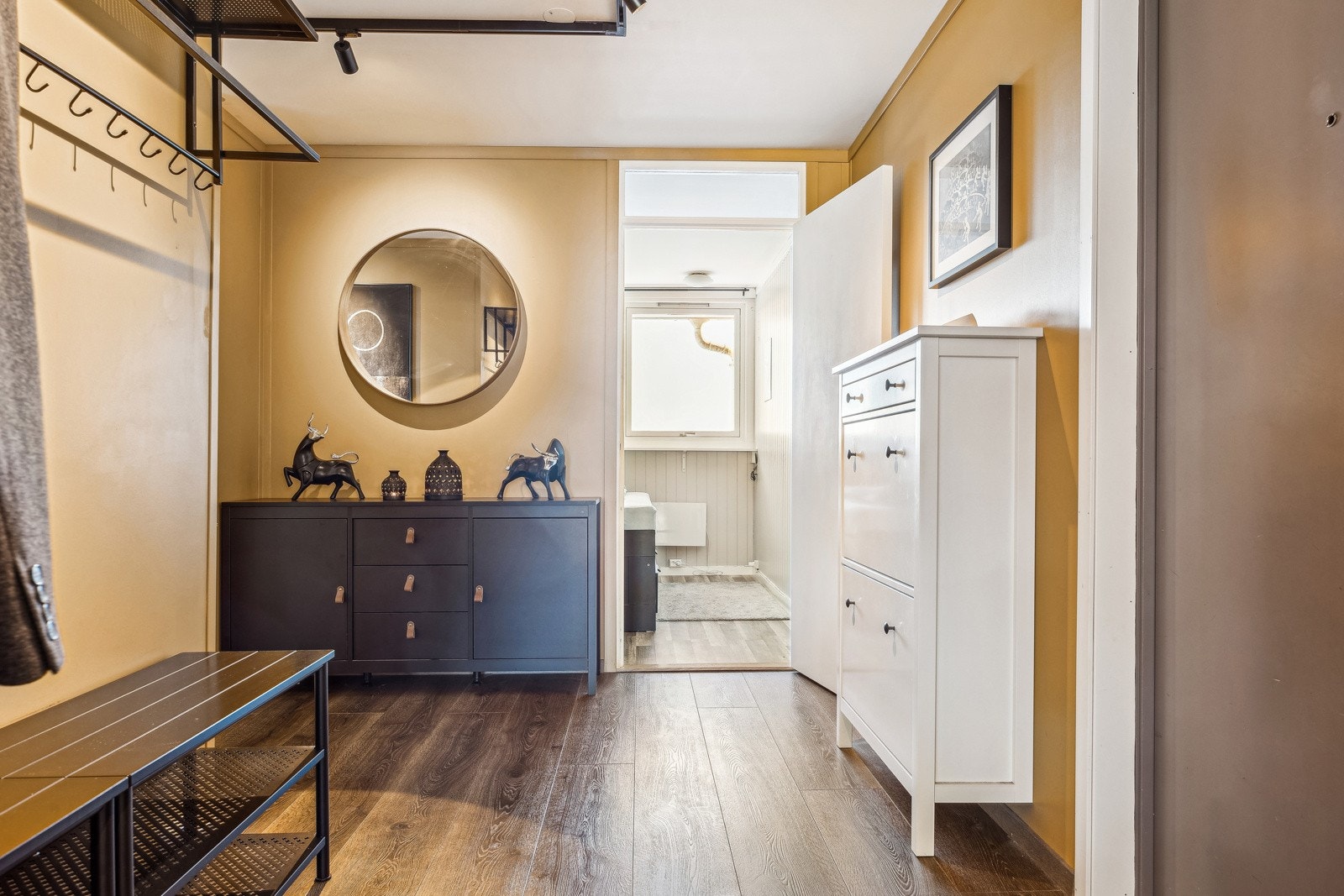 Vi starter i gangen, hvor man finner gode løsninger for klesavheng og skooppbevaring. Galleribilde