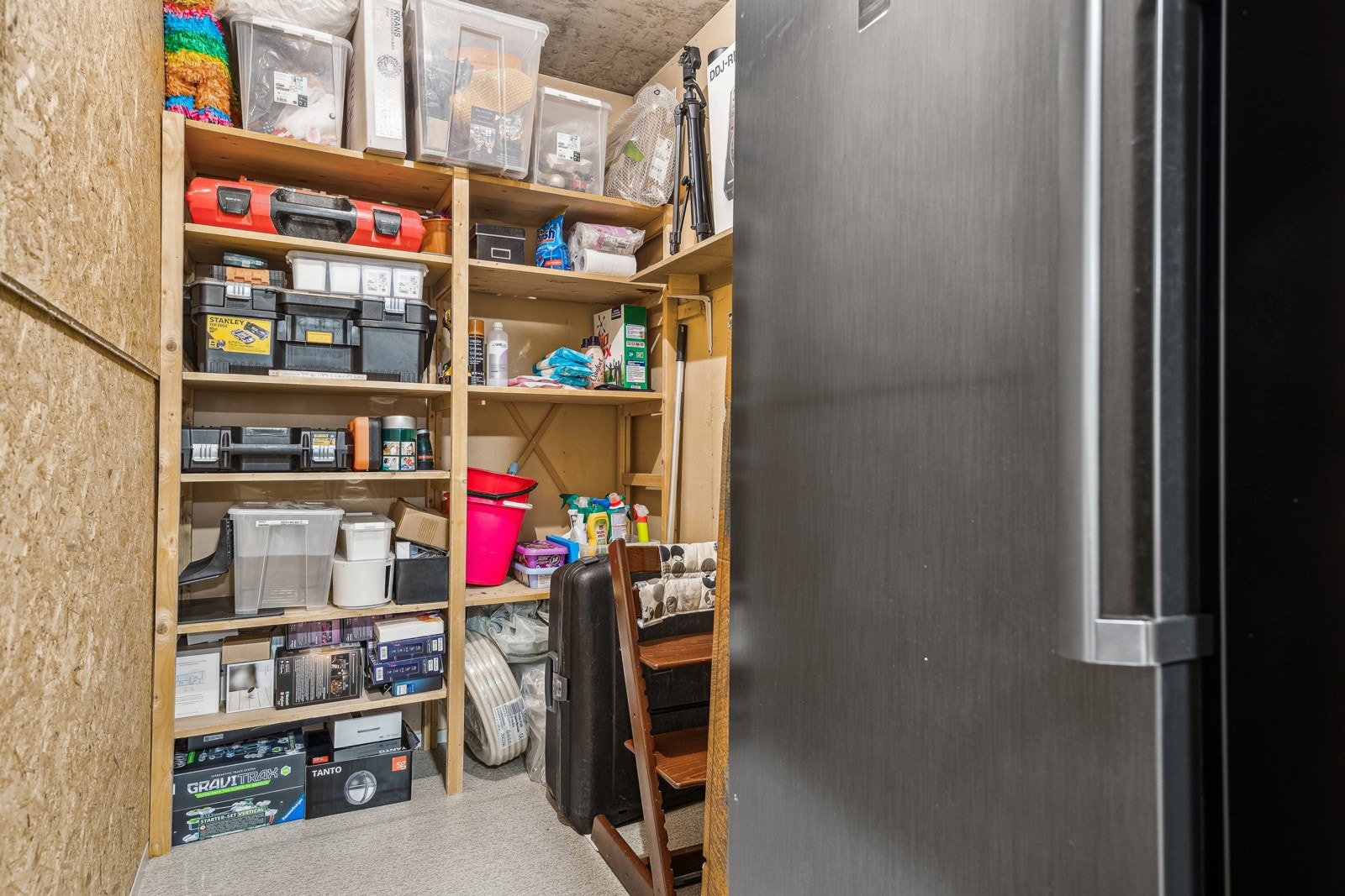 I tilknytning til fellesgangen i samme etasje finner man bod nummer to. Fryseskap medfølger. Bod nummer tre og fire måler totalt ca 4 kvm og befinner seg i kjelleretasjen. Galleribilde