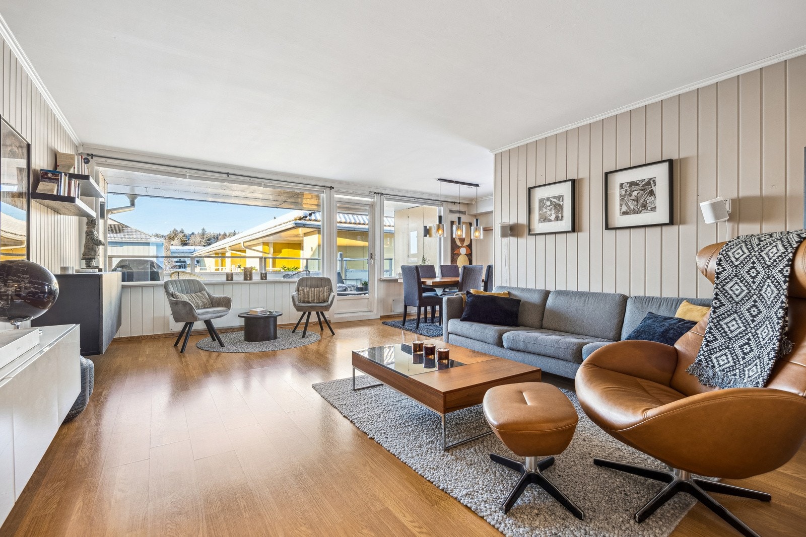 Stua måler drøyt 31 kvm og er flott innredet med bl.a. vegghengte skap. Galleribilde