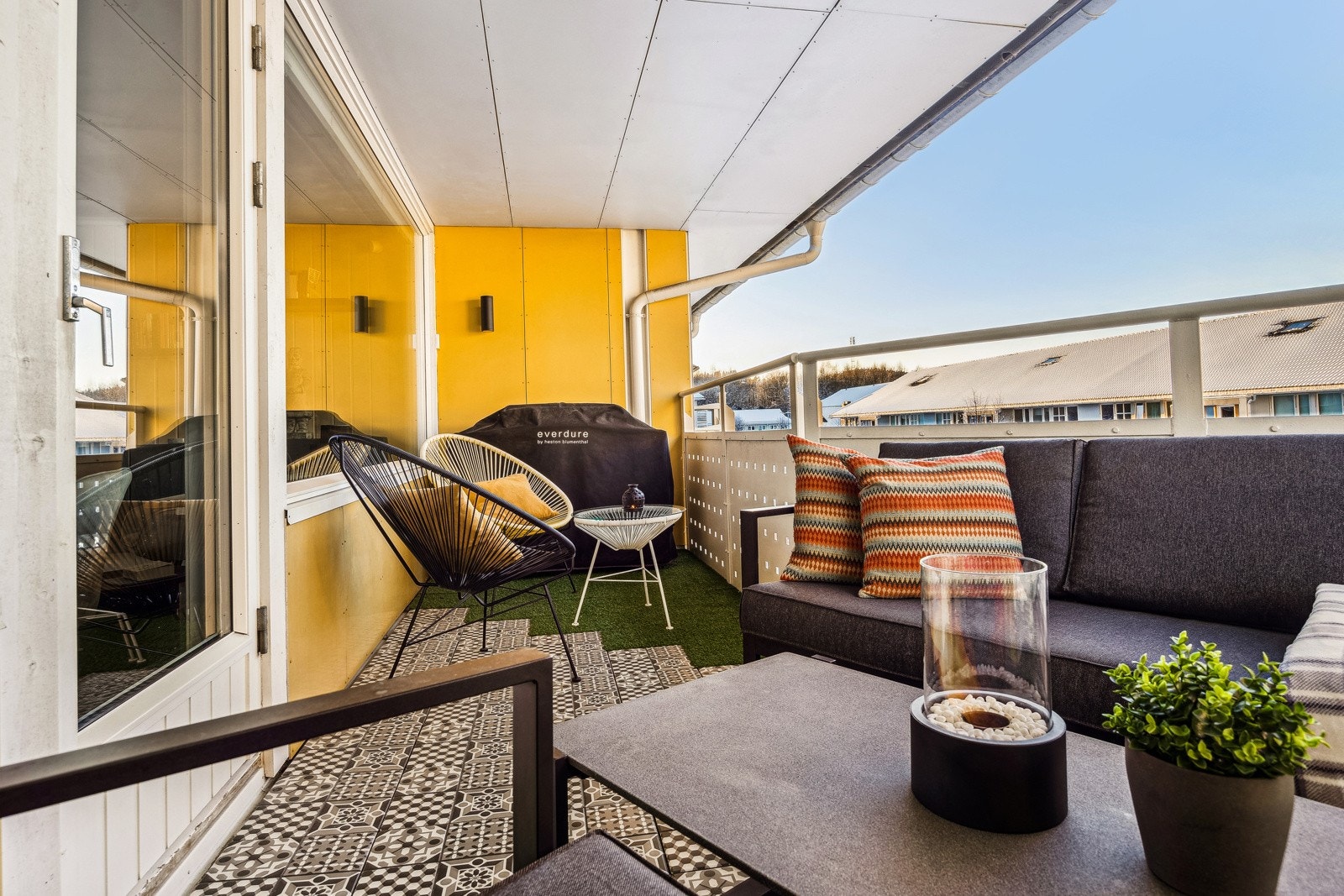 Balkongen vender mot vest og byr på ypperlige solforhold fra ettermiddag til kveld. Galleribilde