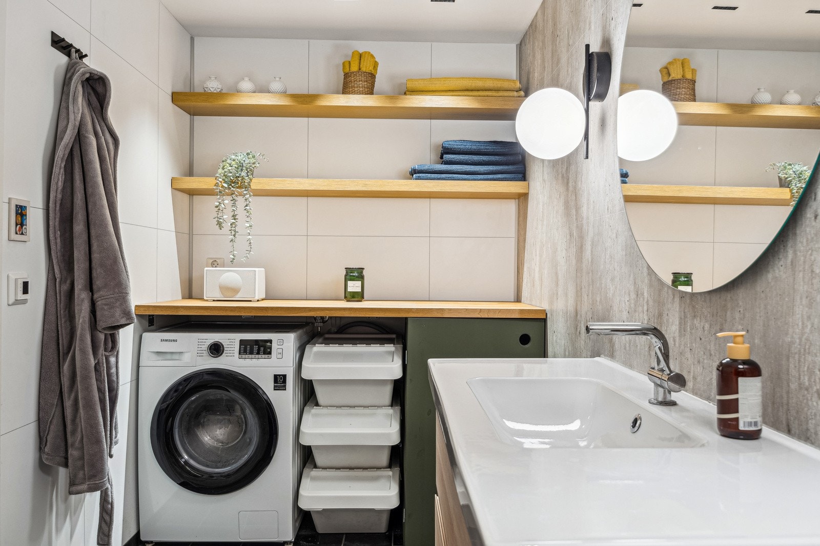 Foruten stor dusjavdeling og lekker baderomsinnredning, finner man også plassbygd løsning med tanke på klesvask og oppbevaring. Galleribilde