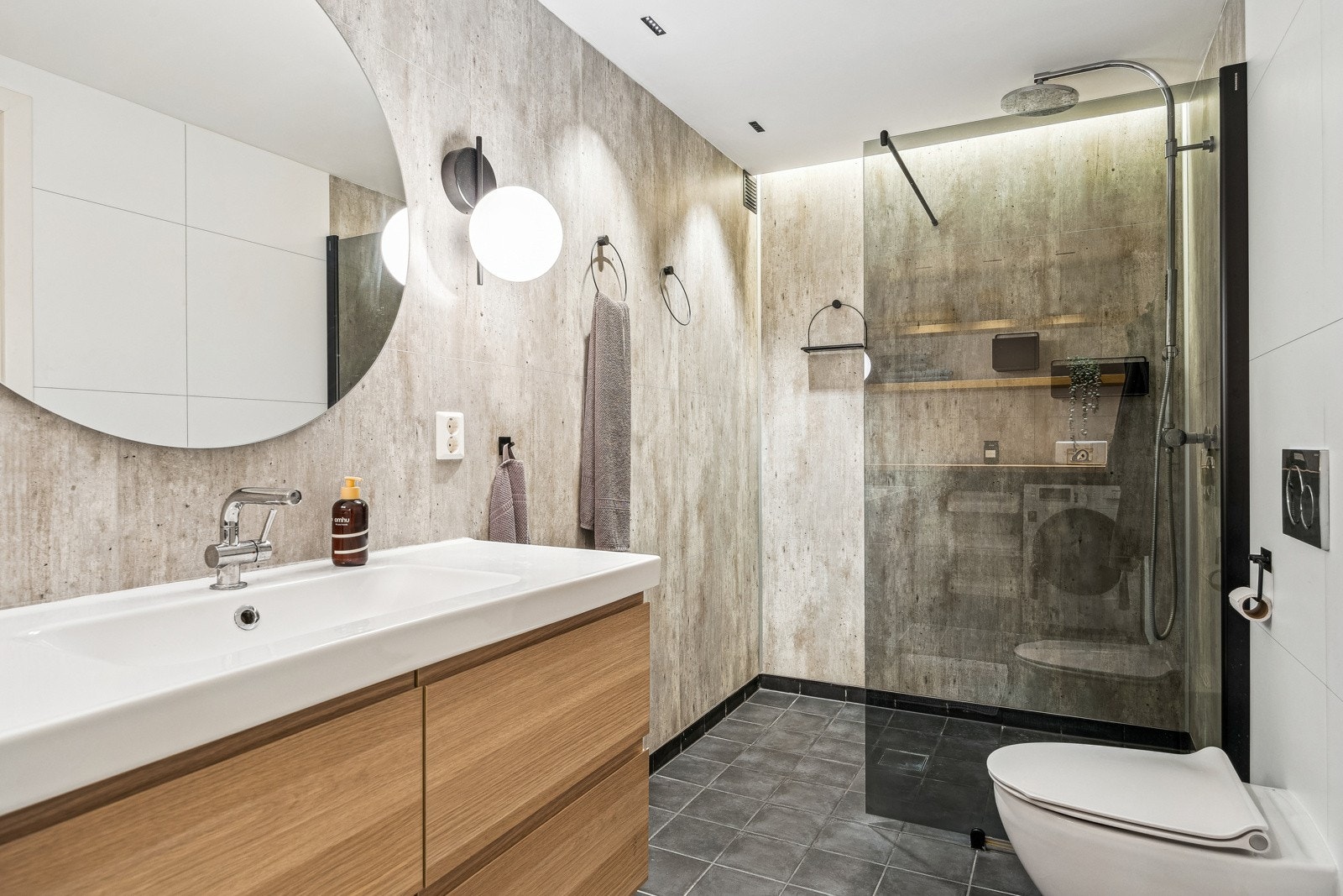 Leilighetens hjerte! Badet måler hele 7 kvm og ble oppgradert i sin helhet i 2018. Galleribilde