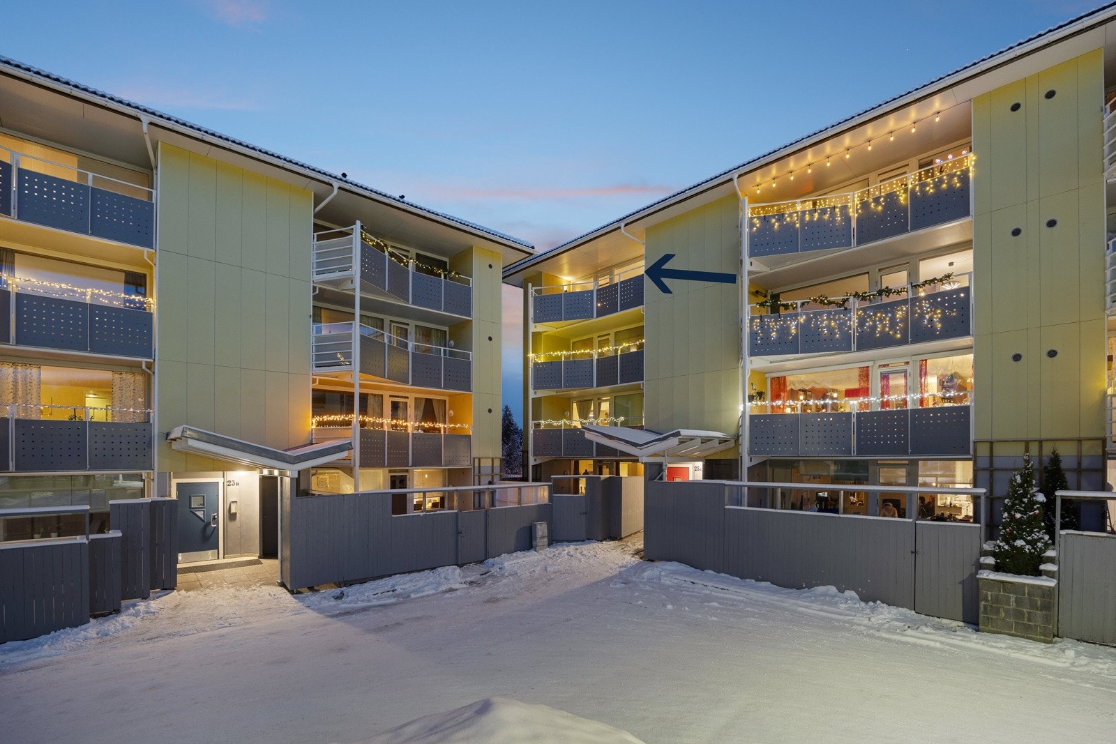 Solvendt balkong og plasseringen øverst og på hjørnet gjør beliggenheten til et av borettslagets beste. Galleribilde