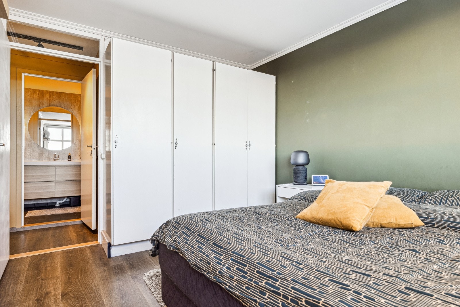 Garderobeløsningen på rommet medfølger i handelen. Galleribilde