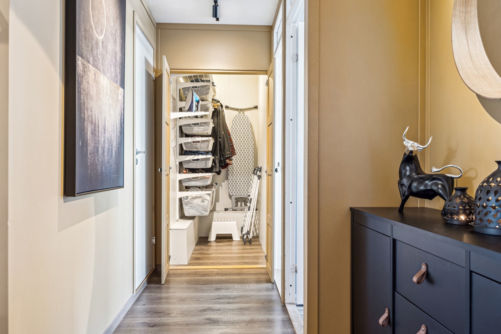 Ved inngangen til badet finner man svært praktisk omkledningsrom. Galleribilde