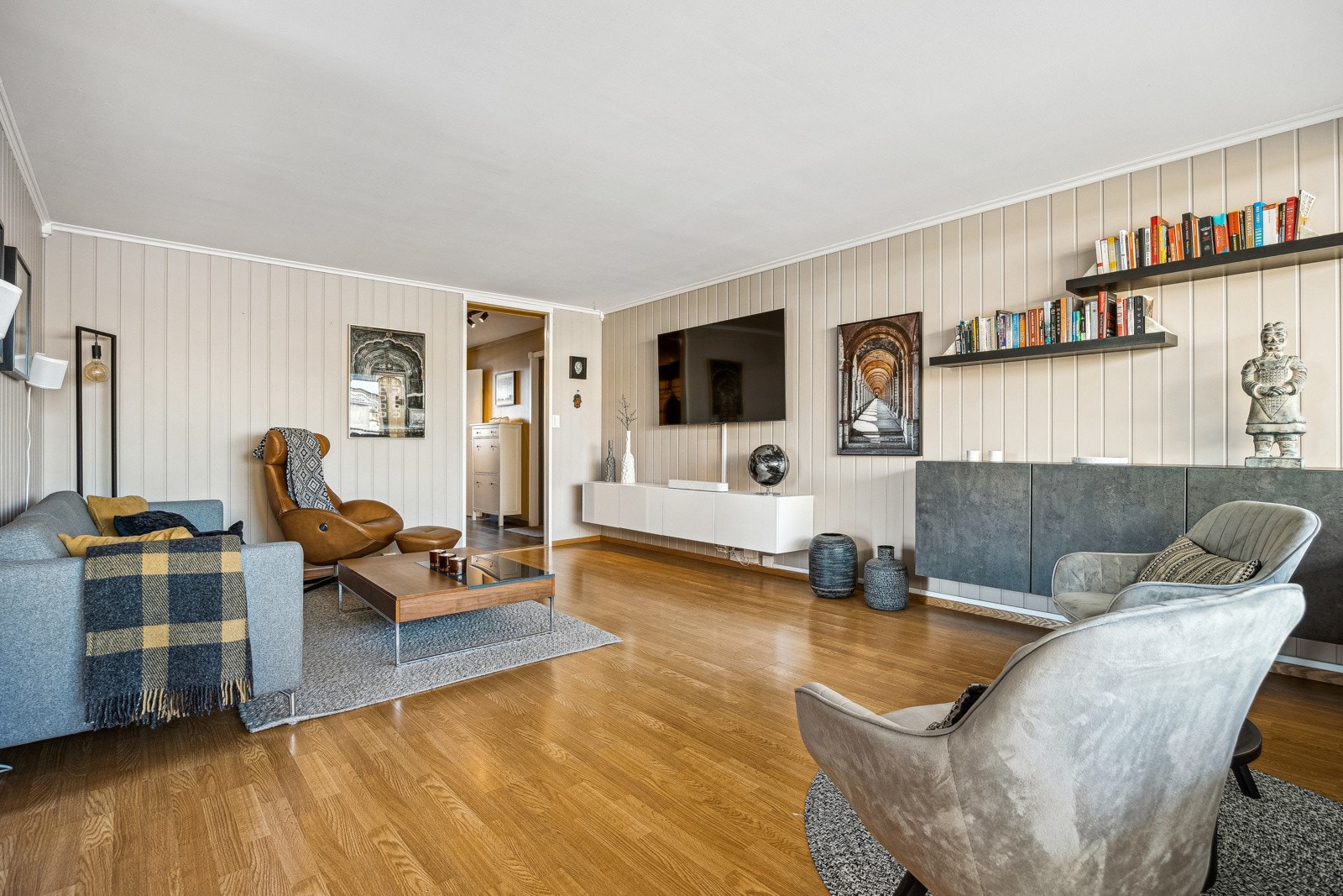 Felleskostnadene inkluderer det meste, bl.a. renter og avdrag på fellesgjeld, TV/Internett, kommunale avgifter, eiendomsskatt, vasking av- og strøm i fellesarealer, vaktmestertjenester mm. Galleribilde