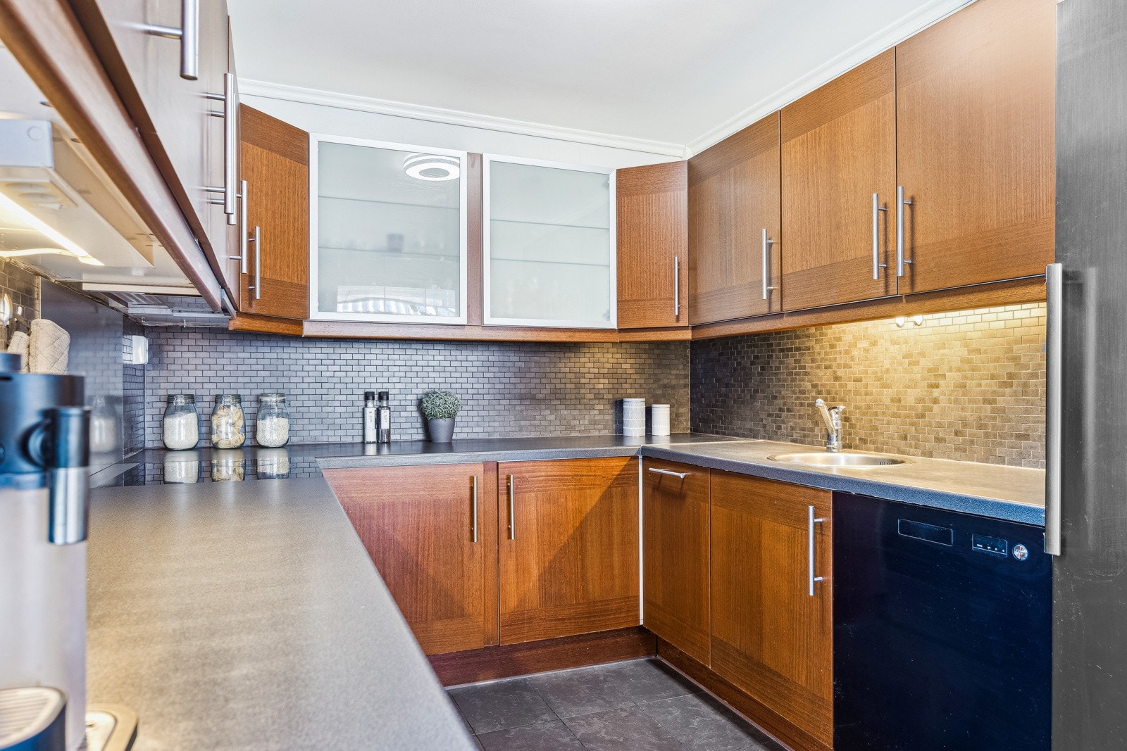 Kjøkkenet byr på rikelig med skap- og benkeplass. Påkostede hvitevarer fra 2021 medfølger i handelen. Galleribilde