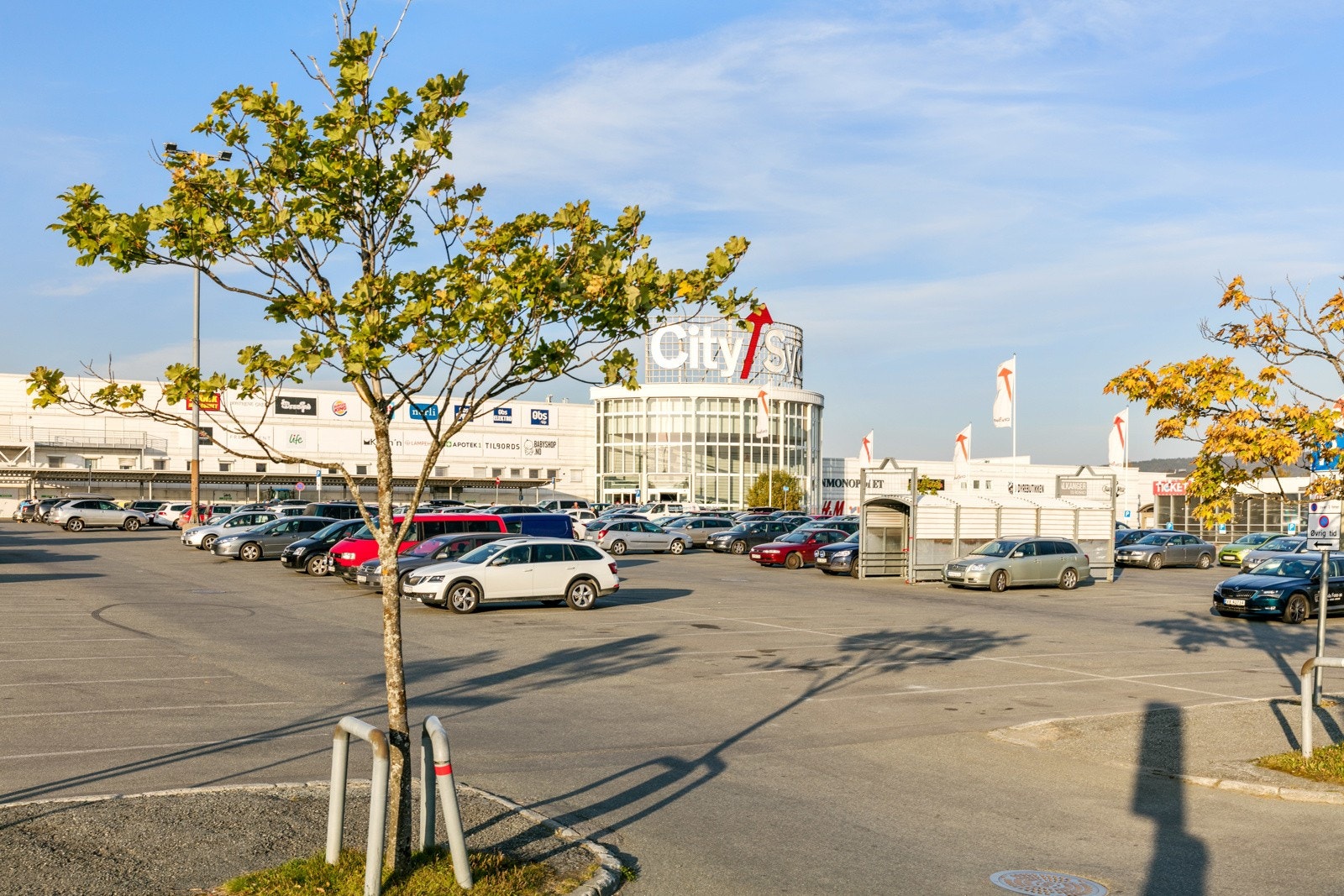 For et større utvalg av utsalgssteder er veien kort til Tillerbyen, som byr på bl.a. shoppingsentrene City-Syd, Tiller-Torget og Stor-M. Galleribilde