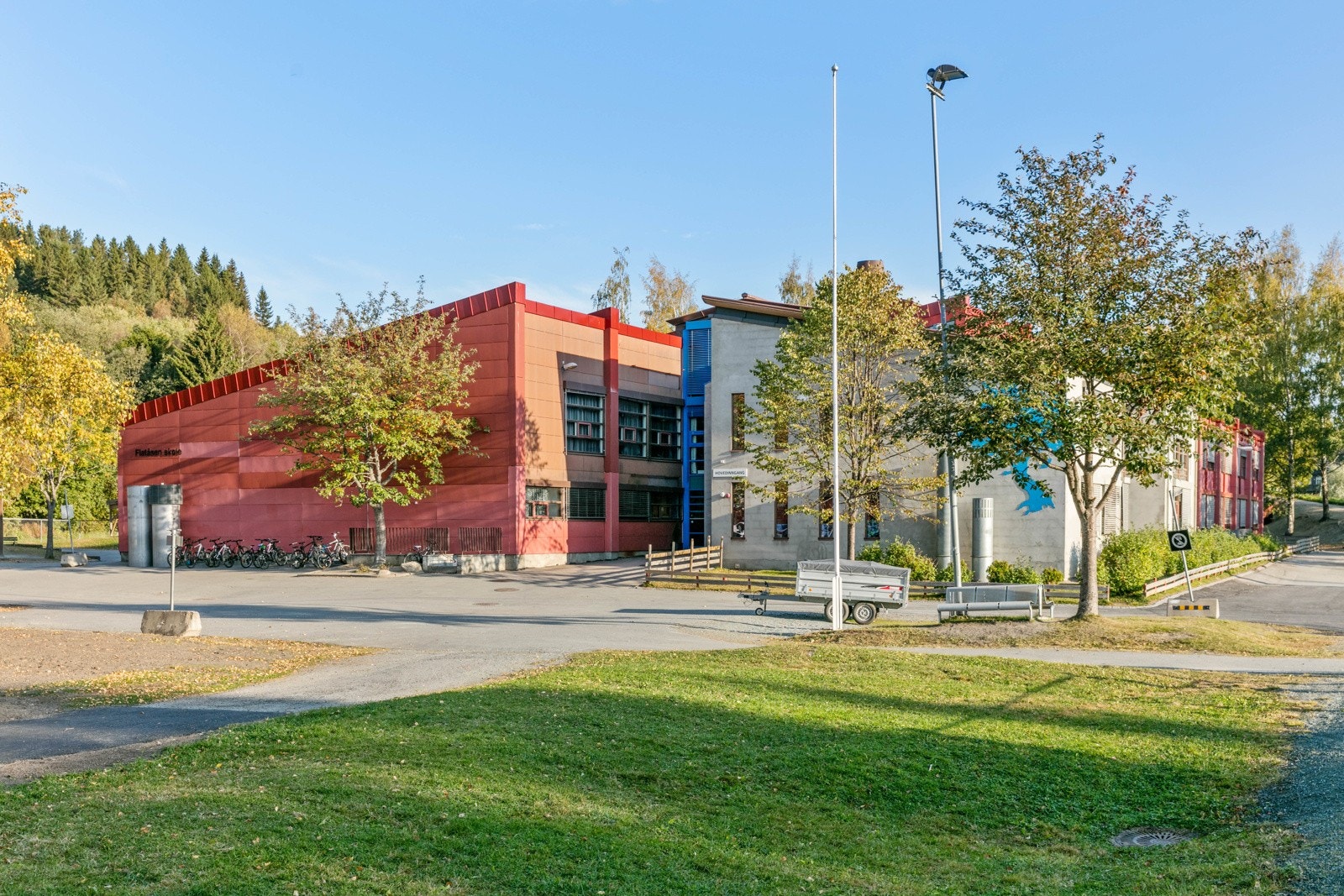 Fra leiligheten er det kort og trygg skolevei for barna til Flatåsen skole (1.-10. trinn). Skolen har tilknyttet SFO-ordning. Galleribilde