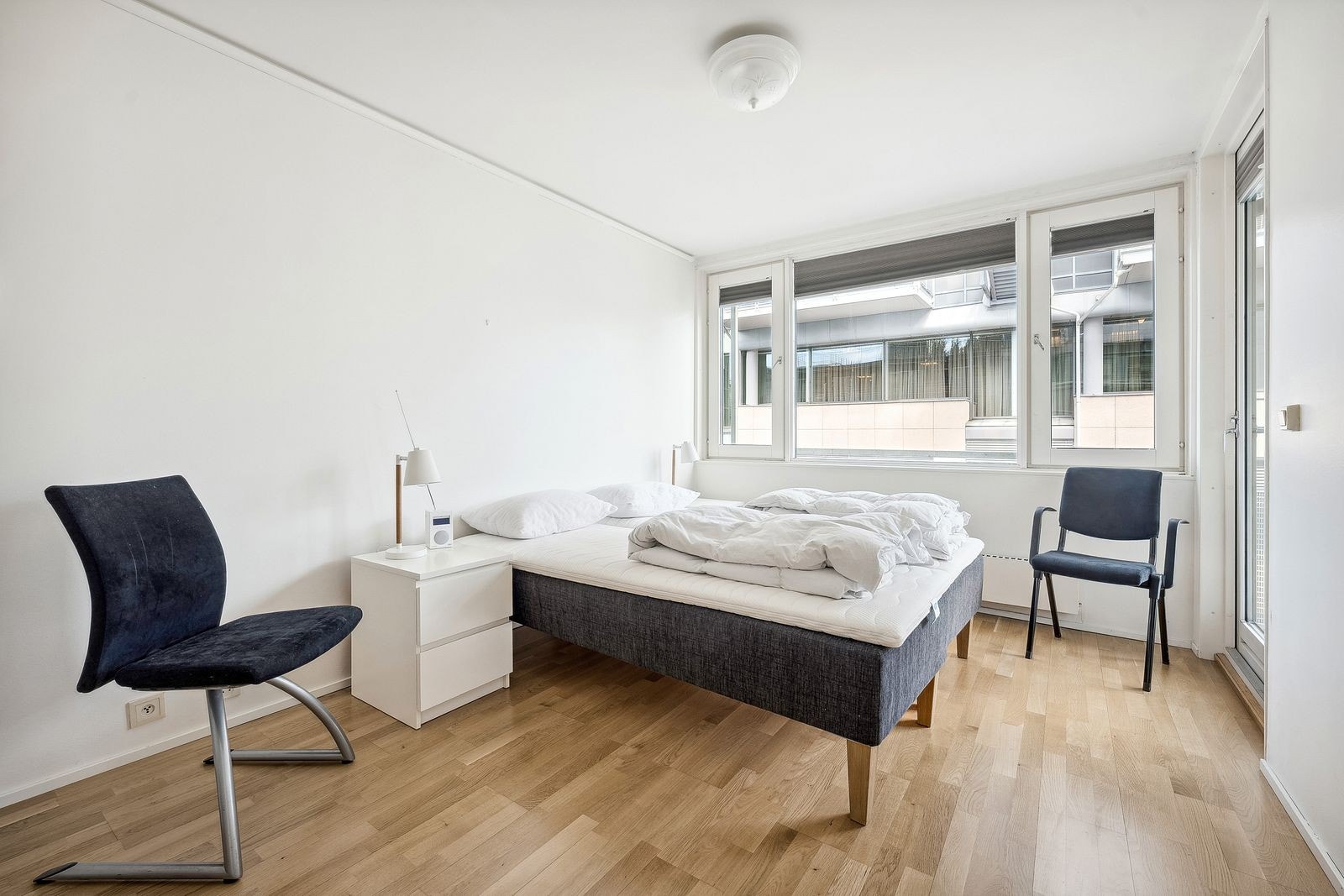 Hovedsoverom med garderobe, eget bad og utgang til balkong Galleribilde