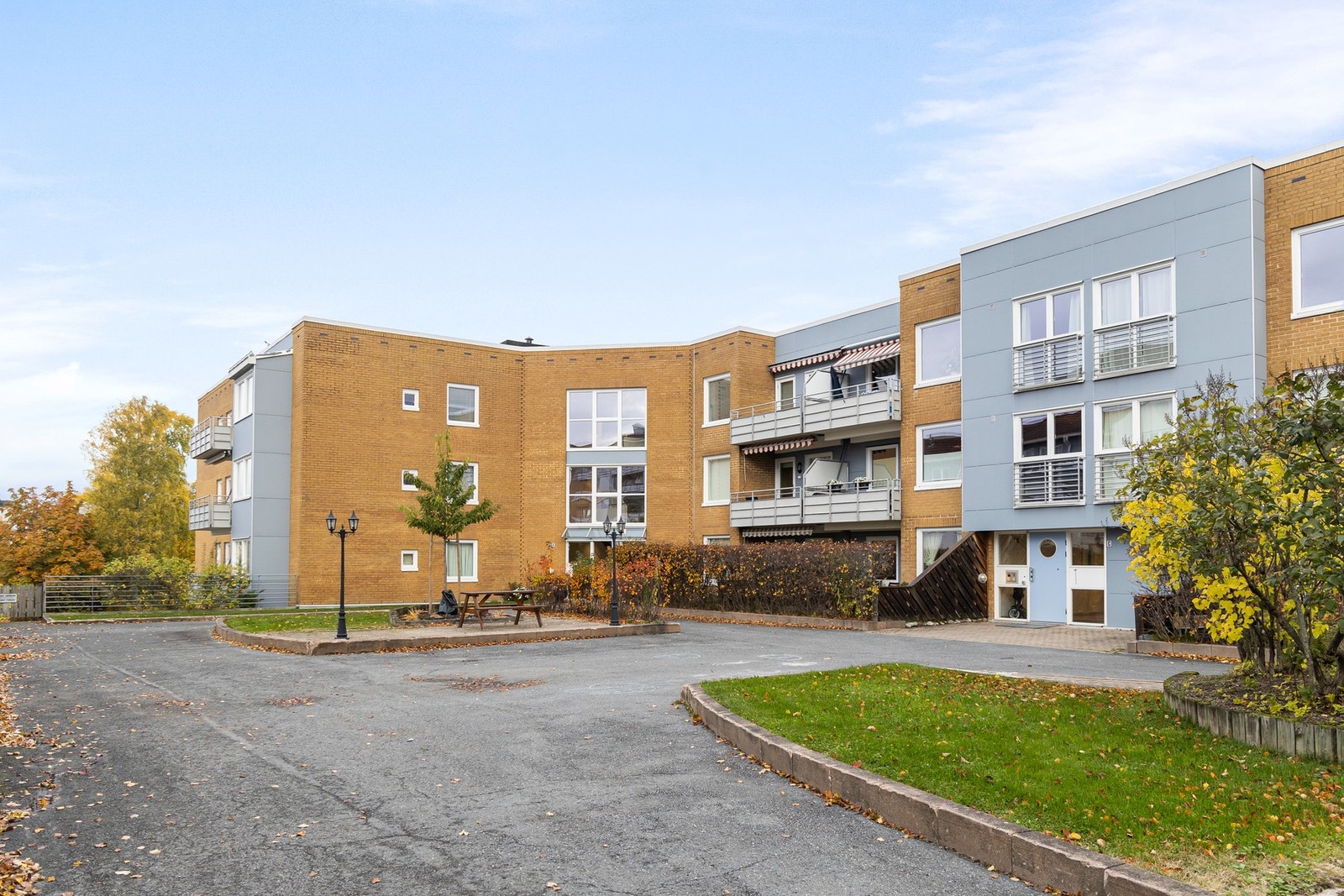 Leiligheten ligger i et veletablert og attraktivt boligområde og er en del av Husebytunet Boligsameie. Galleribilde