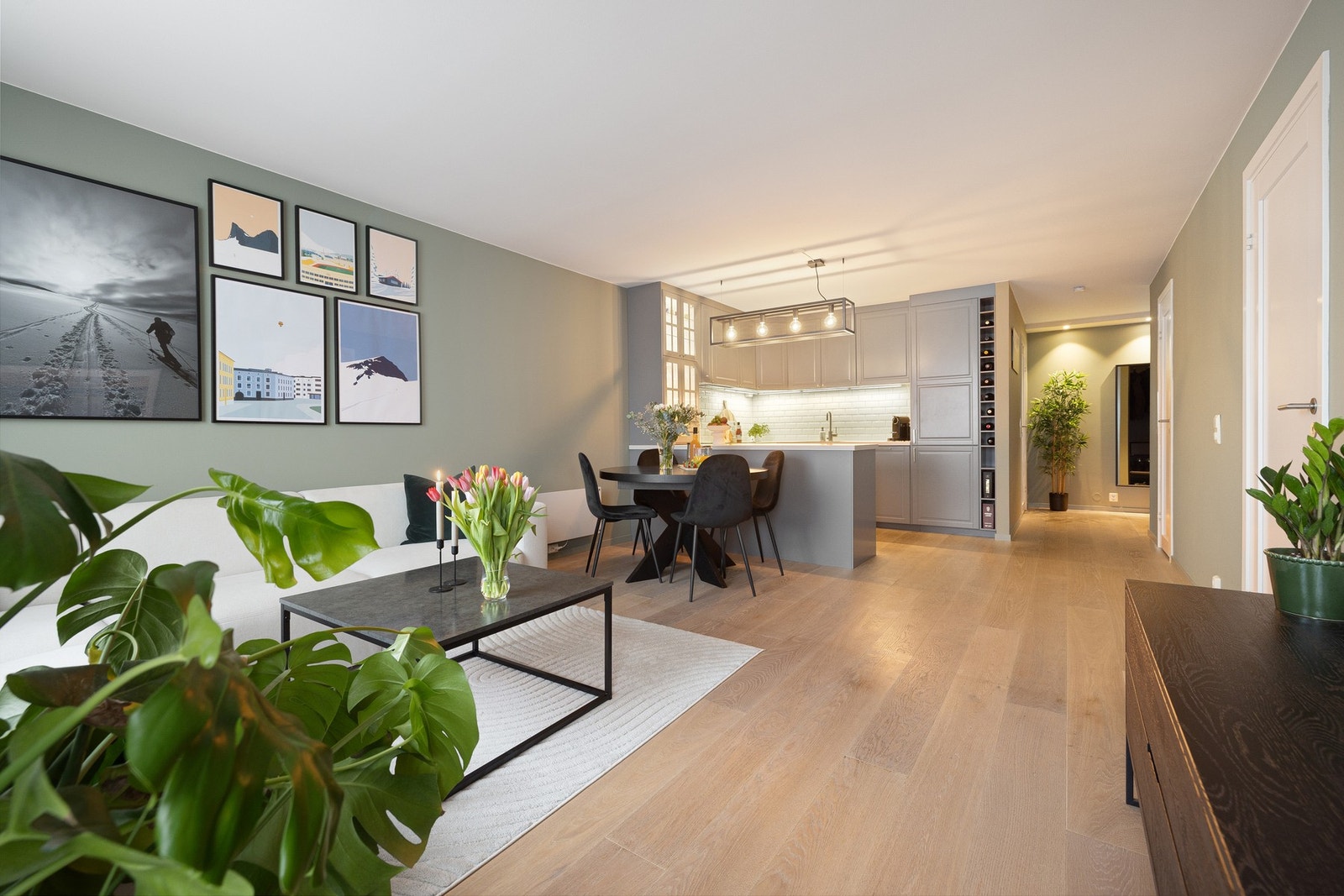 Den åpne stue- og kjøkkenløsningen har rikelig med naturlig lys gjennom store vindusflater. Galleribilde
