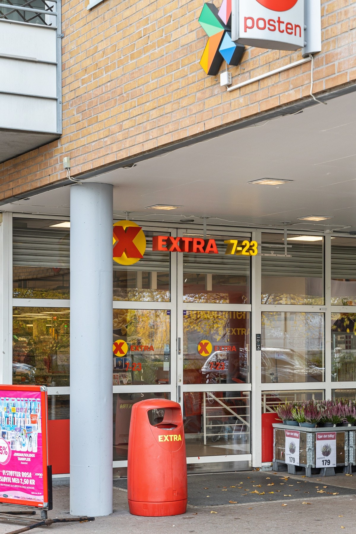 Nærmeste dagligvarebutikk er Coop Extra Huseby, som ligger i umiddelbar nærhet. Galleribilde