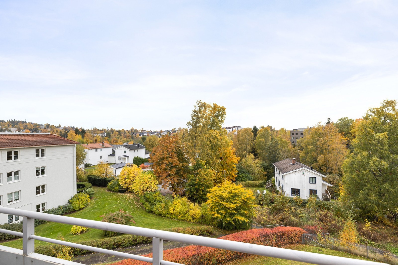 I tillegg til den gjennomførte standarden byr leiligheten på attraktive fasiliteter som heis, garasjeplass og en solrik, vestvendt balkong. Galleribilde