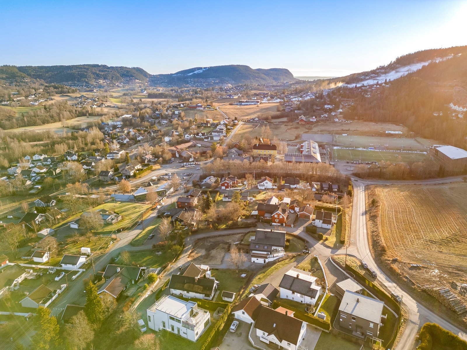 Tomten ligger i et rolig og populært område i Lommedalen. Galleribilde