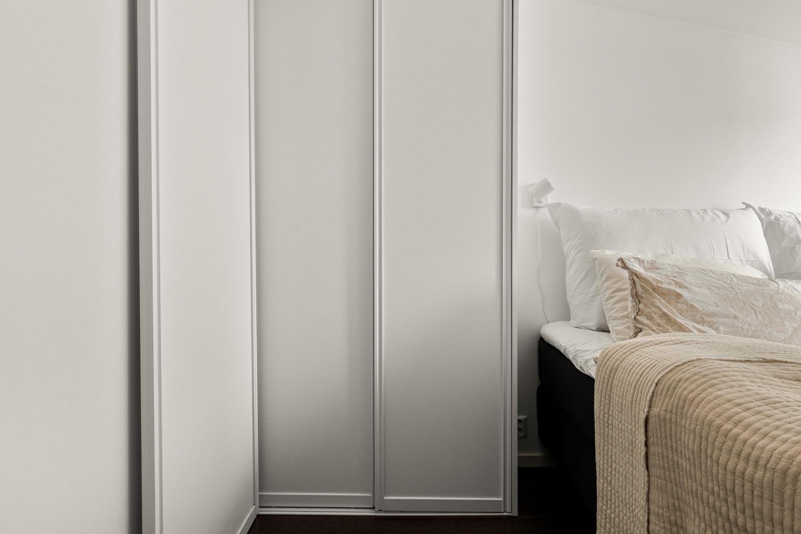 Plassbygget skyvedørsgarderobe på soverommet. Galleribilde