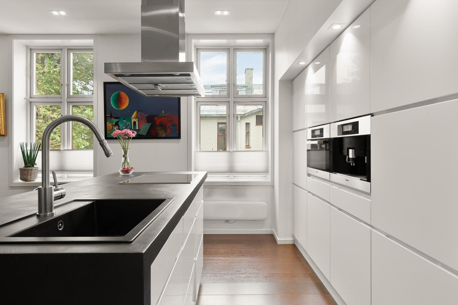 Integrert oppvaskmaskin, ovn/micro, kaffemaskin, induksjon platetopp og kjøl/ frys samt ventilator fra Miele over platetoppen. Galleribilde