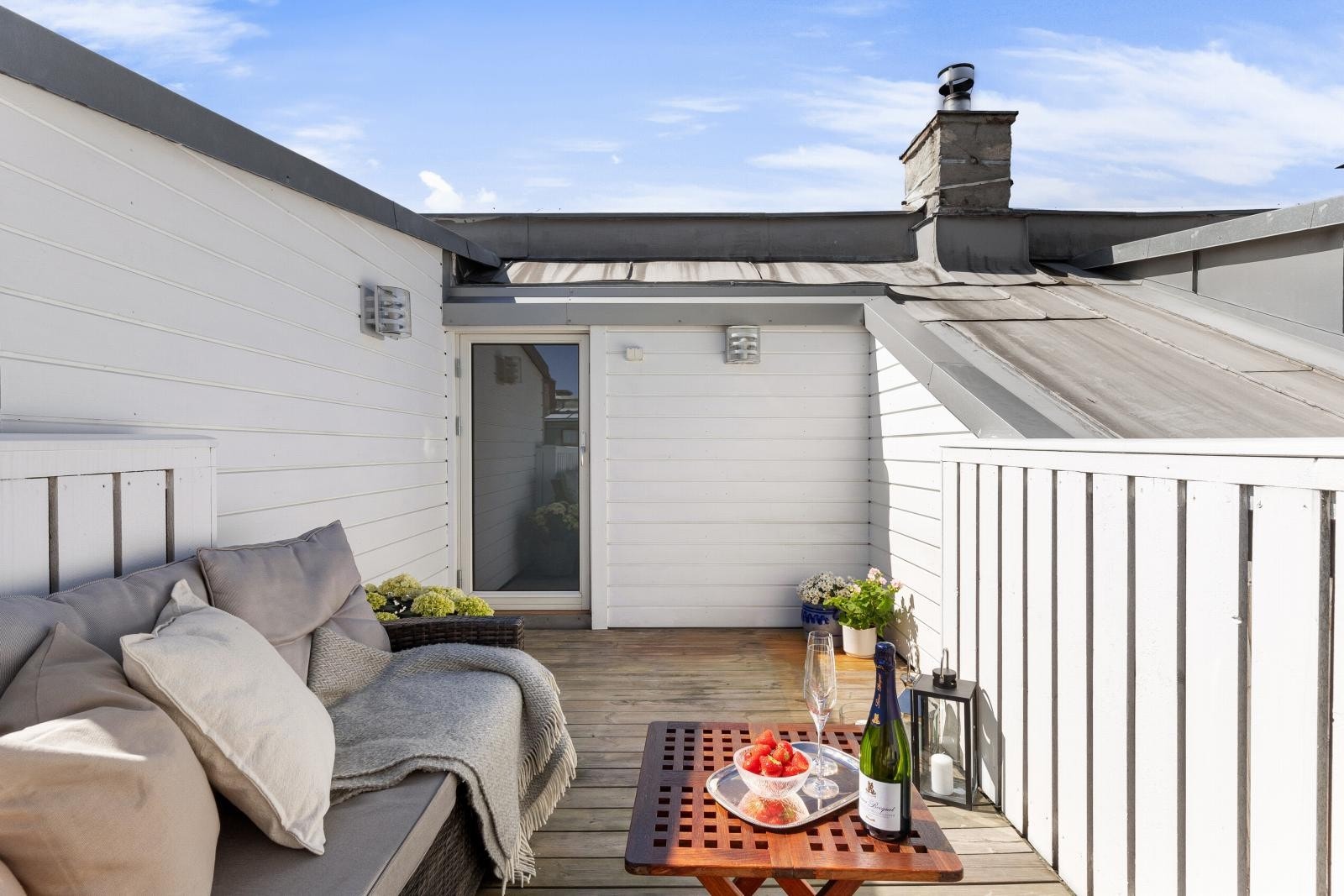 Takterrassen ble renovert i 2016 med ny membran, nytt rekkverk, ny bordkledning og ny terrassedør. Galleribilde