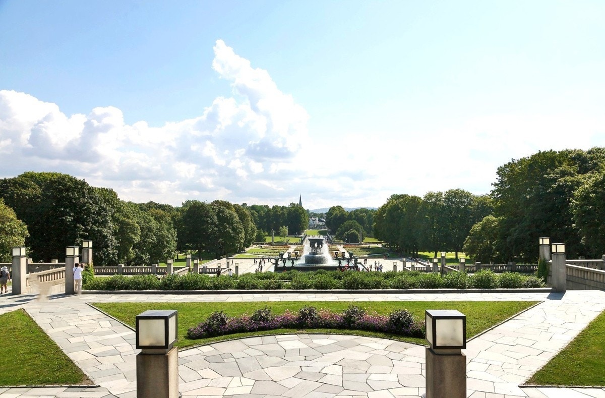 I nærheten finnes blant annet Frognerparken med Frogner Tennis, Frognerbadet, Frogner Stadion, Colosseum Kino og Elixia Colosseum Park Galleribilde
