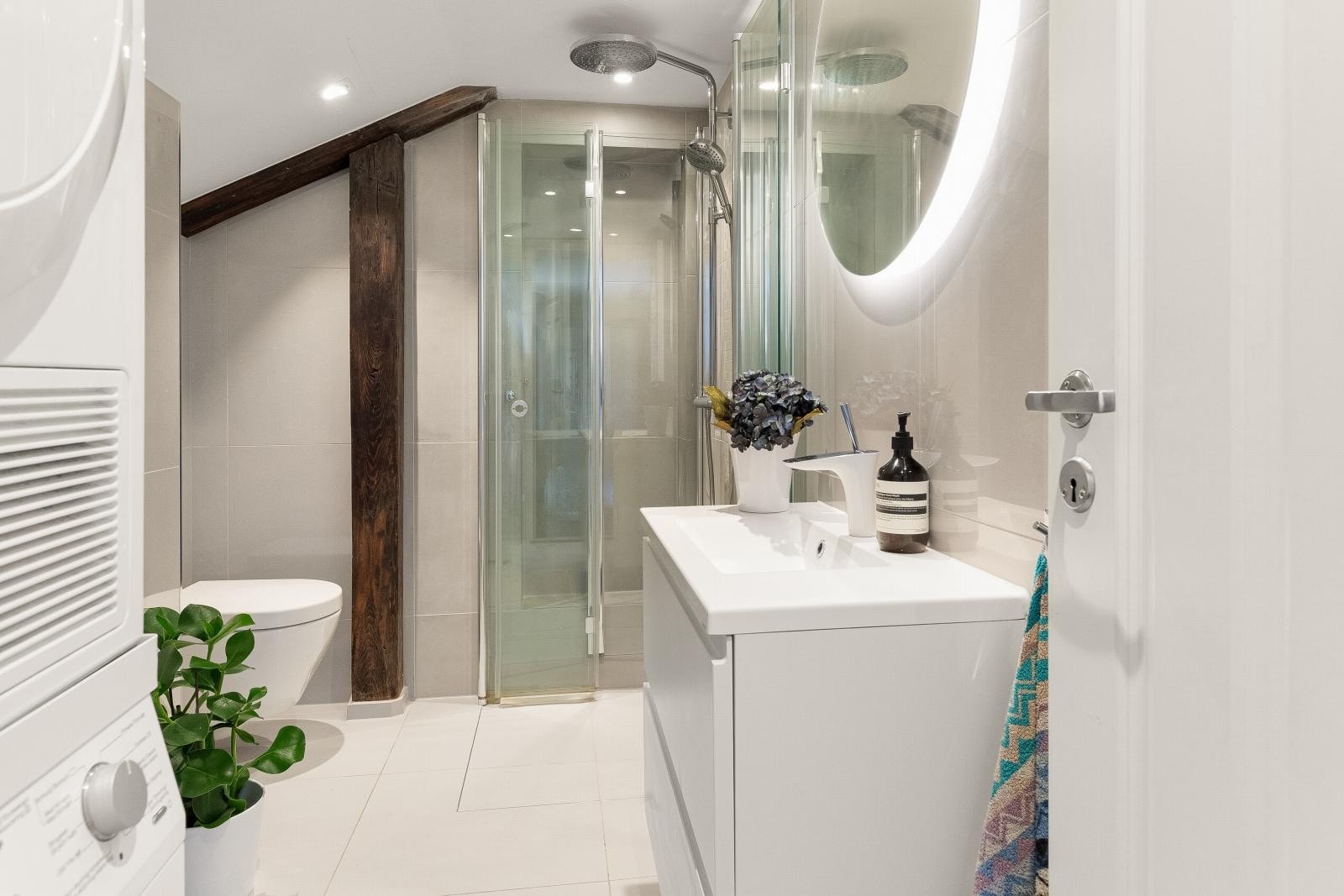 Det er opplegg for vaskemaskin og tørketrommel på badet. Galleribilde