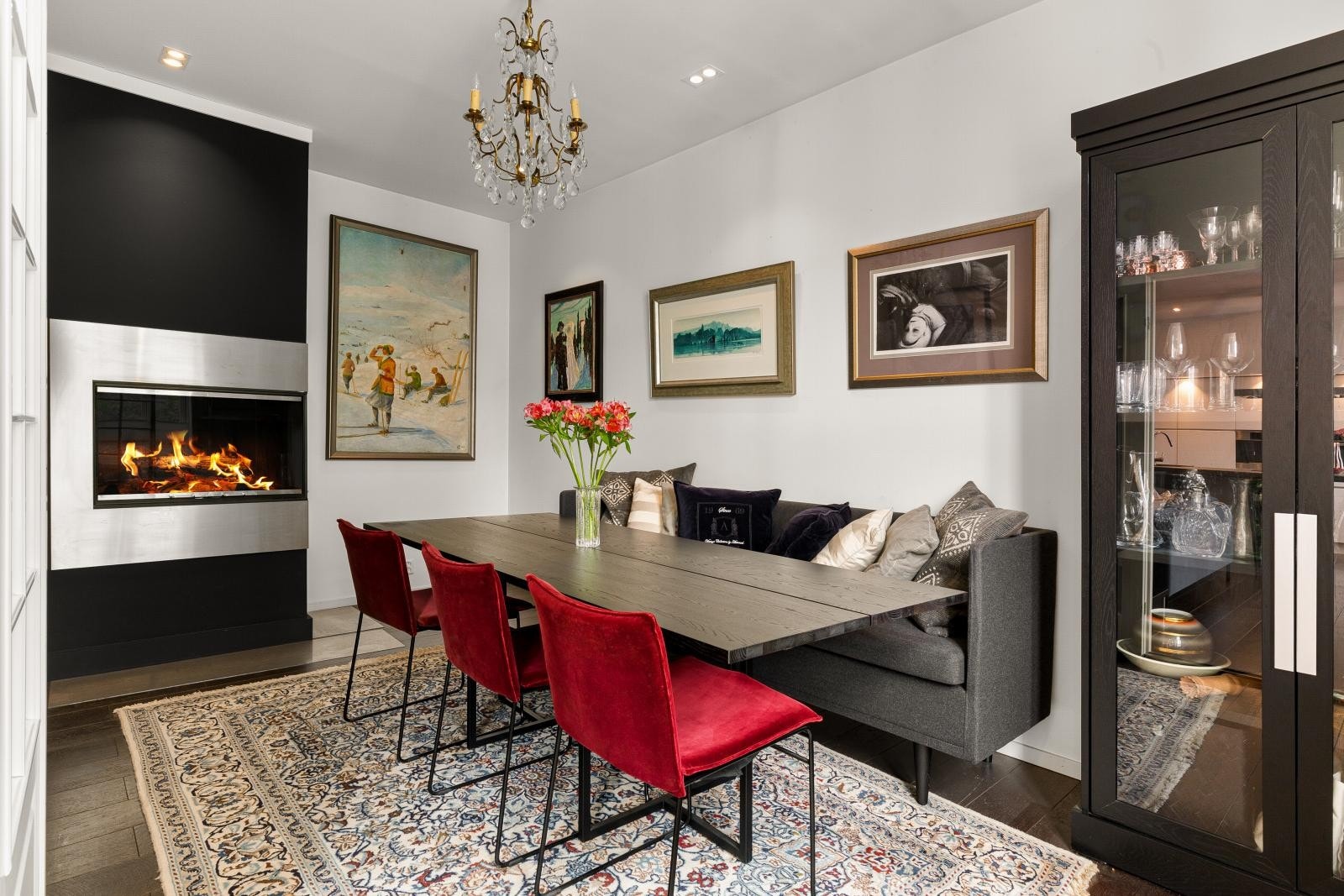 Leiligheten har en romslig spisestue med plass til langbord og mange gjester. Lekker peisovn for ekstra hygge. Galleribilde