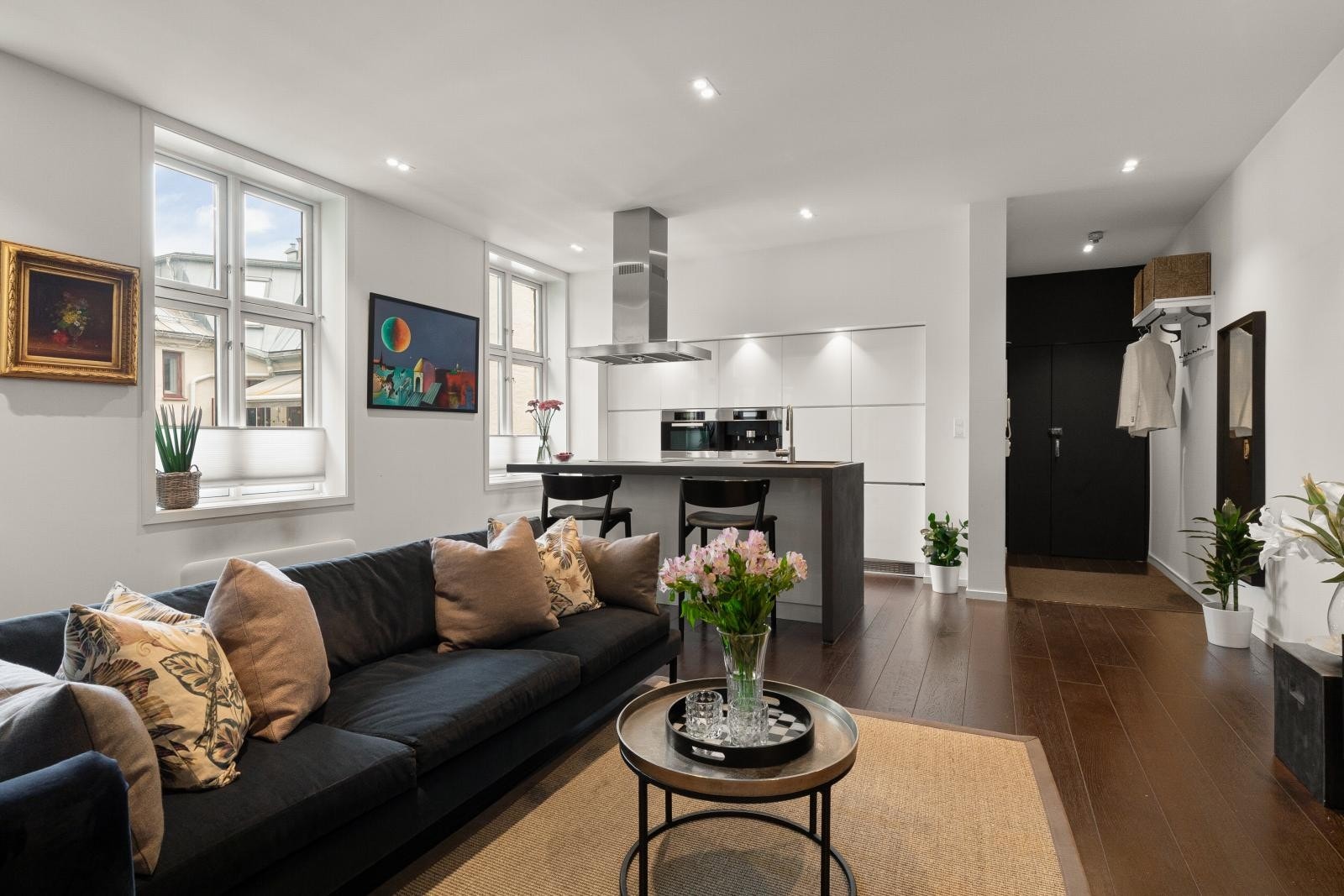 Lyst og flott oppholdsrom i hovedetasjen med stue og kjøkken i åpen løsning. Galleribilde