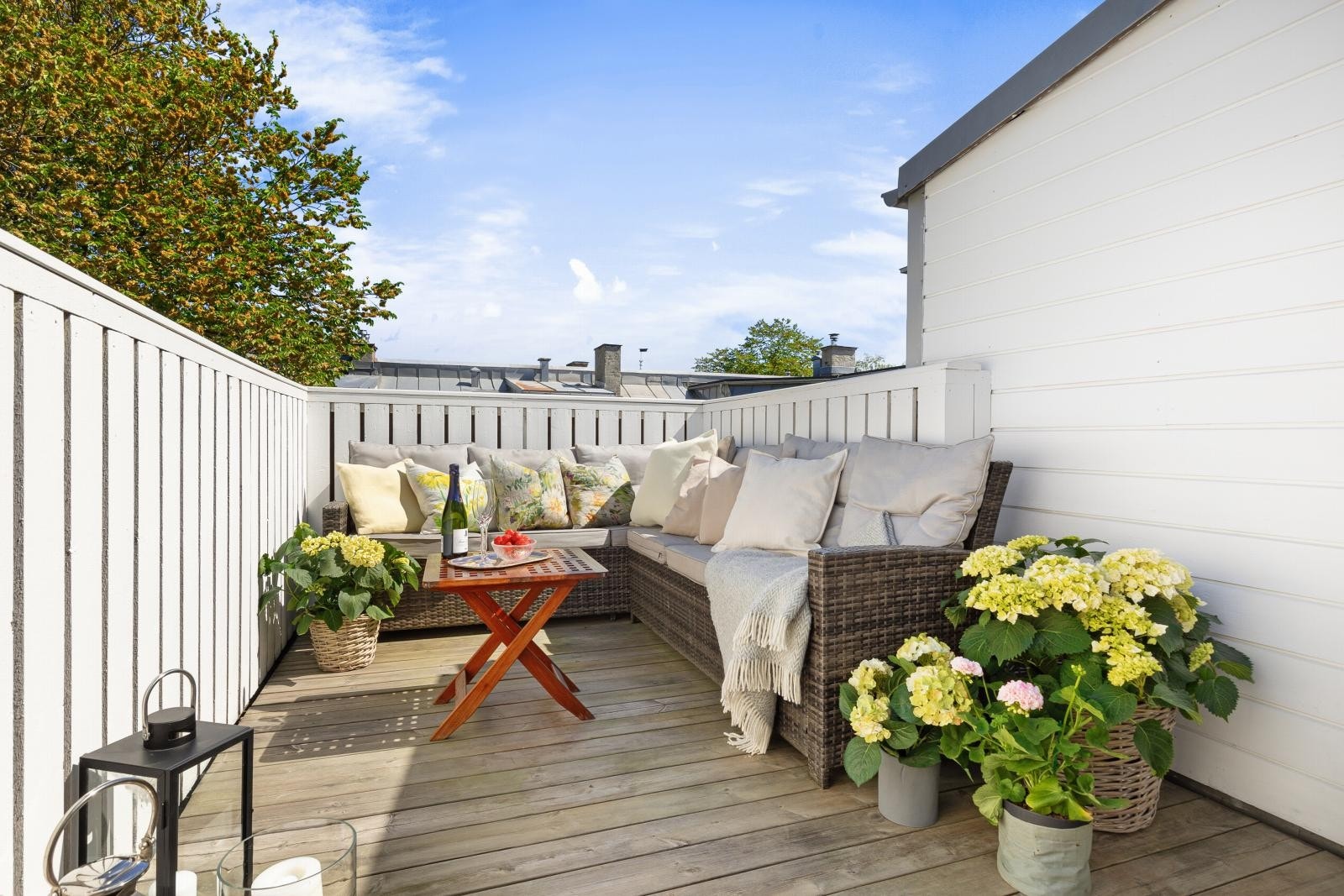 Takterrassen er skjermet for innsyn og ligger stille og rolig til. Galleribilde