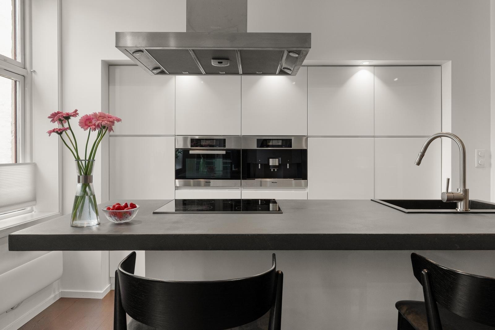 Tidløs og klassisk benkeplate i mikrosement som gir hyggelig arbeidsplass på kjøkkenet. Galleribilde