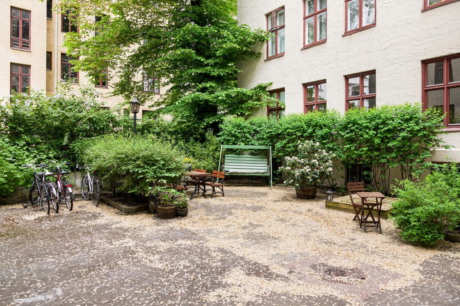 Leiligheten har svært stille og rolig beliggenhet, da hele leiligheten vender mot bakgård, til tross for at gården ligger meget sentralt midt på Majorstuen. Galleribilde