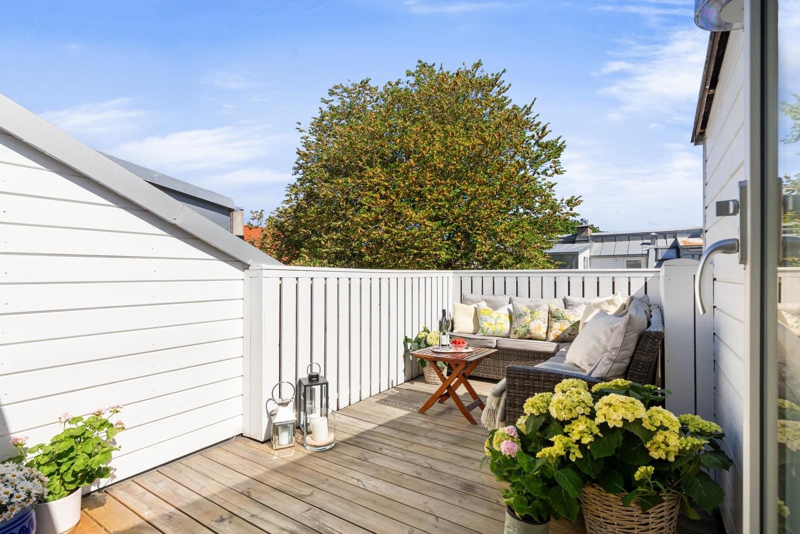 Her er det gode solforhold og utsyn mot bakgårdens flotte tuntre. Galleribilde