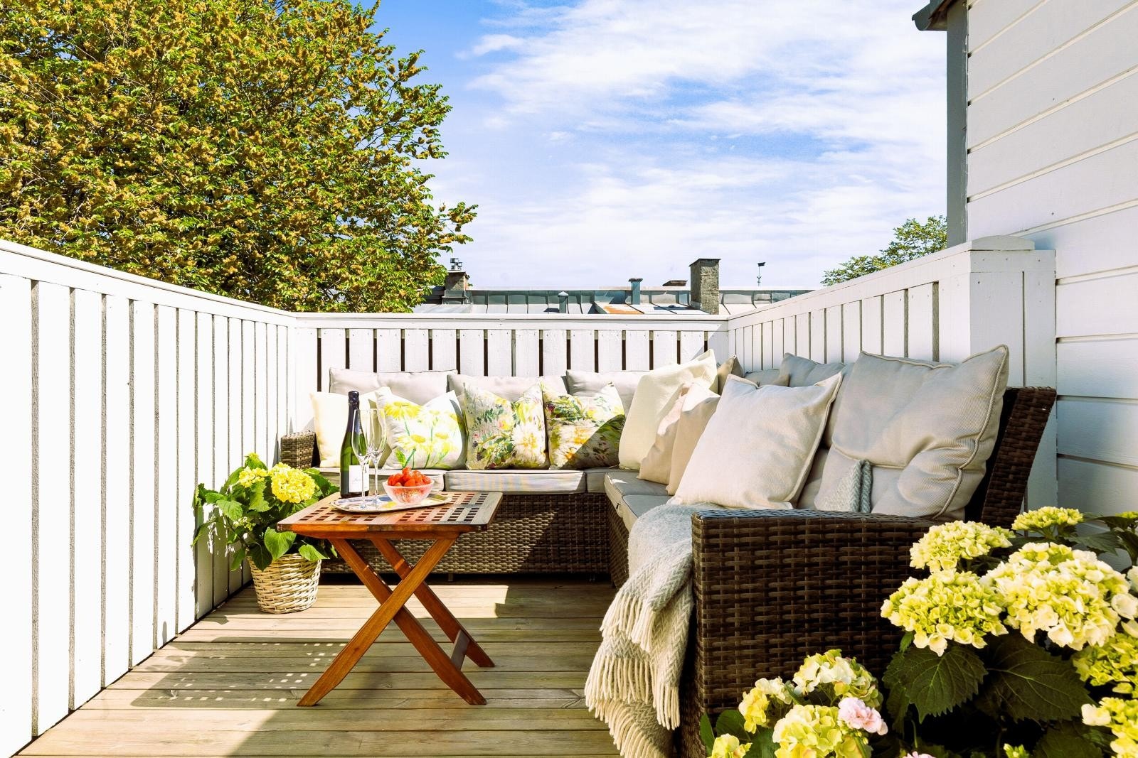 Velkommen til Schultz' gate 10 - en stilfull toppleilighet med stor, solrik takterrasse! Sol fra ca kl. 8-20 sommerstid. Galleribilde