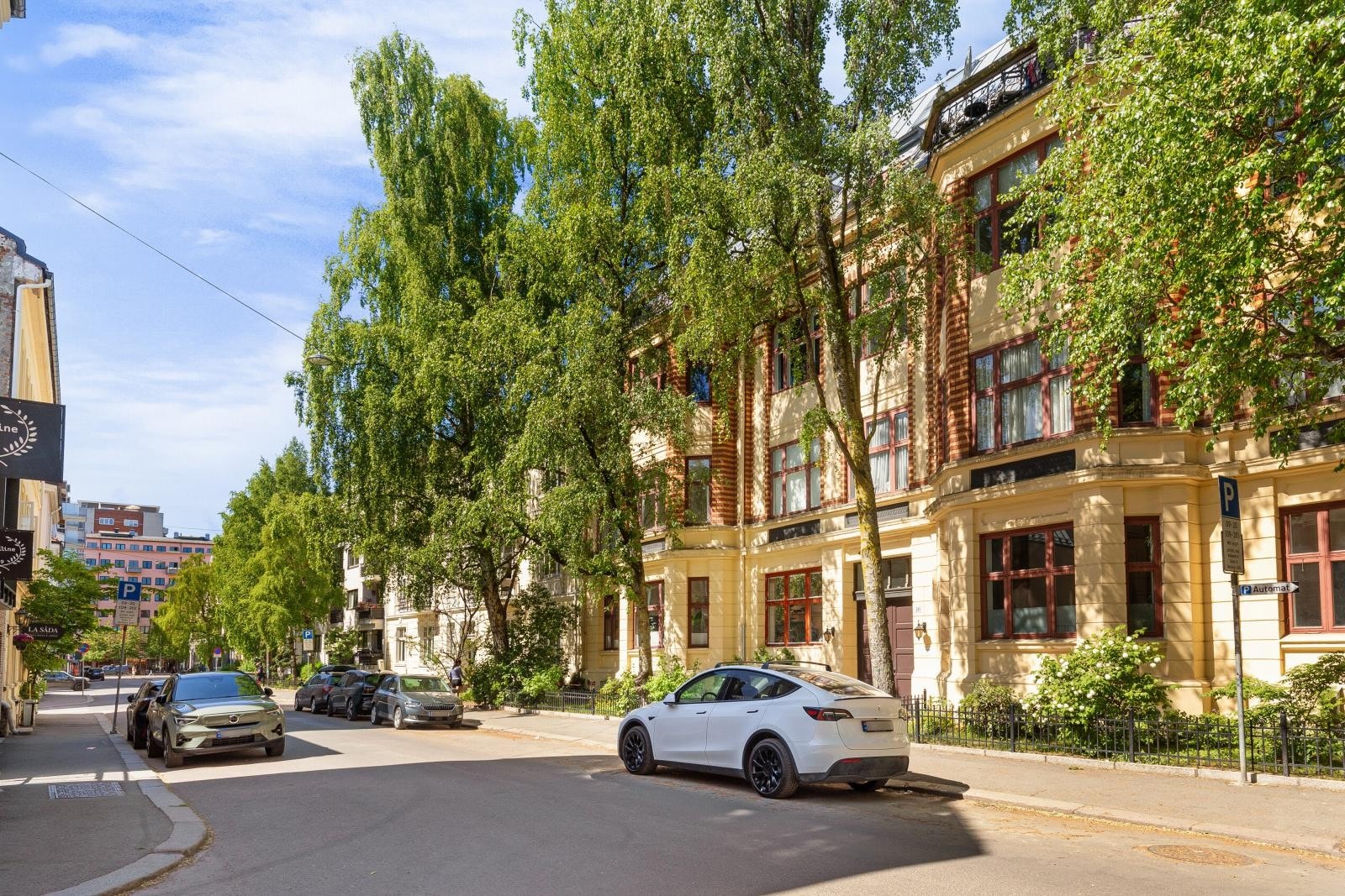 Her bor du kun få skritt unna Bogstadveien, med noe av det beste byen kan by på av forretninger i kombinasjon med et utvalg gode restauranter og servicetilbud Galleribilde